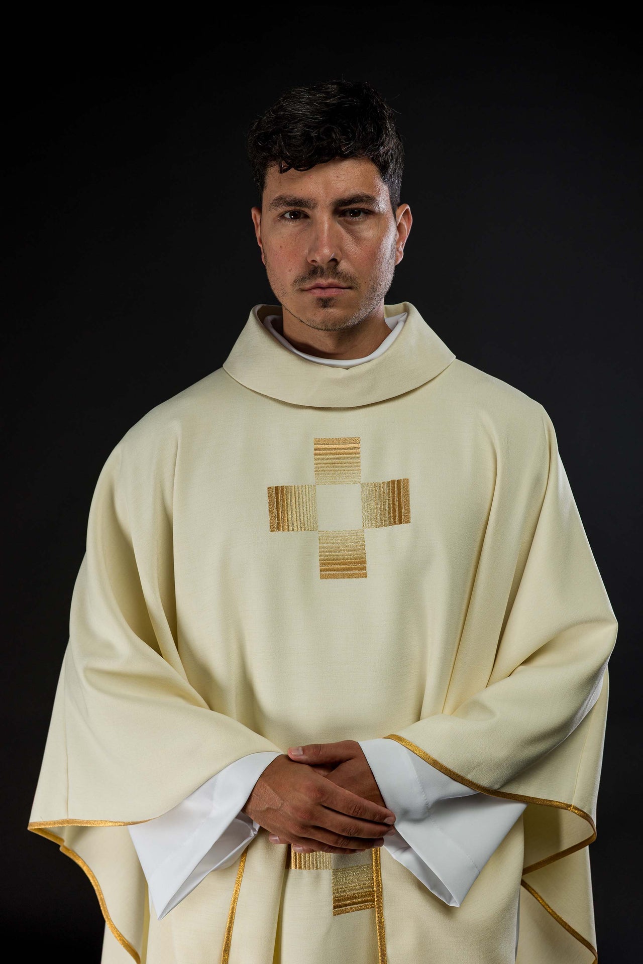 Ornat Liturgiczny Złoty Krzyż Haftowany - Polski Produkt - alba.pl