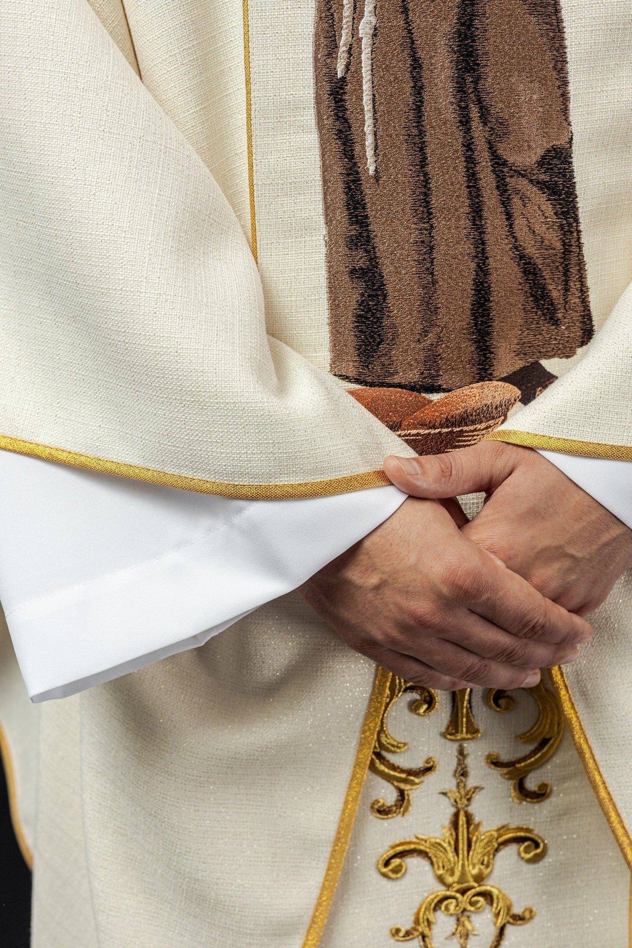 Ornat Liturgiczny Złoty z Haftem Świętego Antoniego - alba.pl