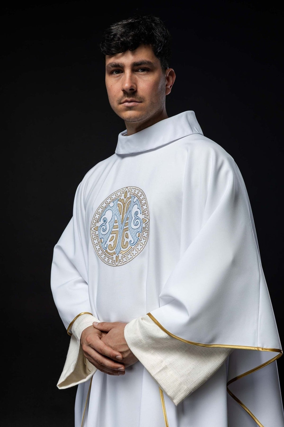 Ornat Maryjny Biały Haftowany Złotą Lamówką i Stułą - alba.pl