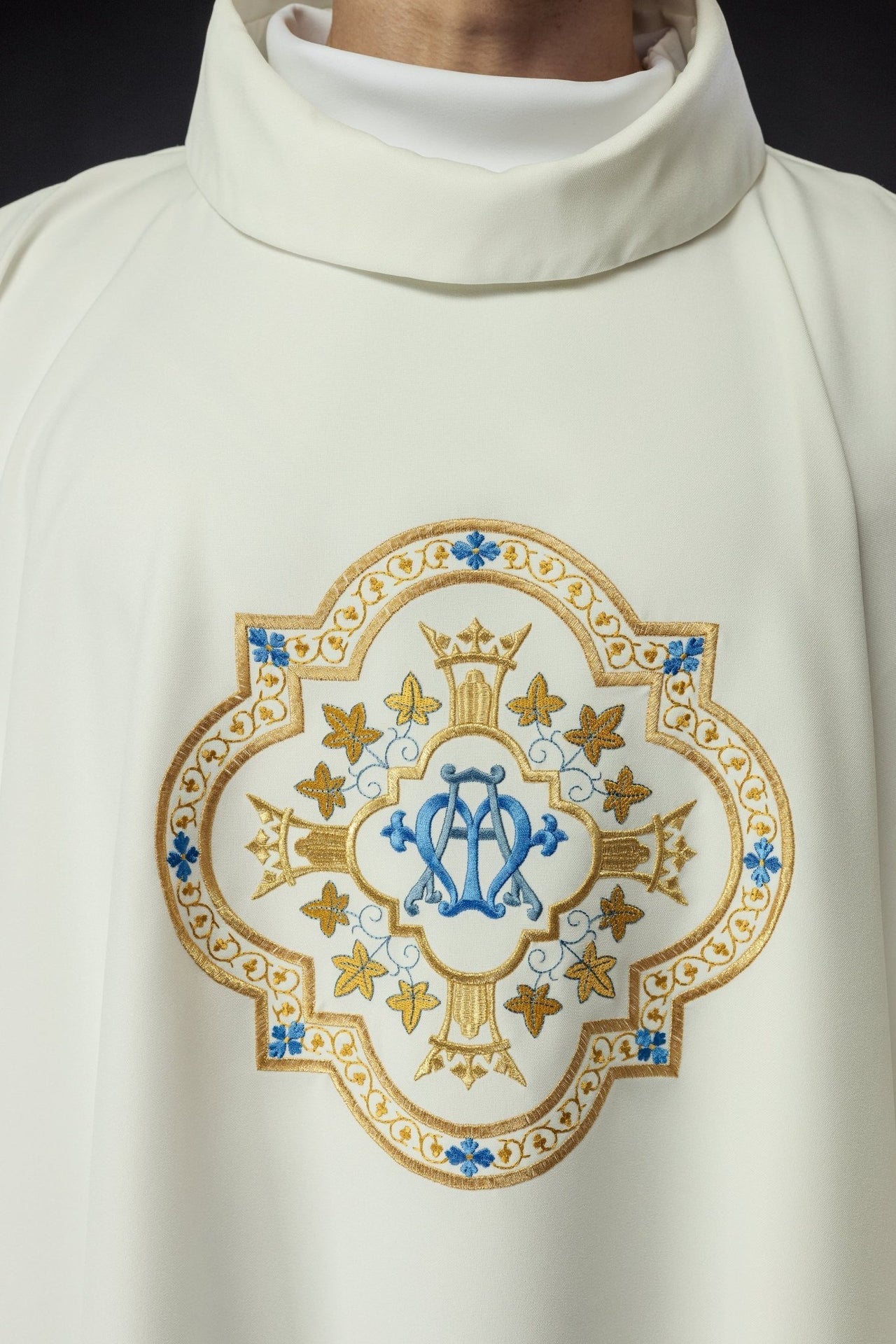 Ornat Maryjny Ecru Haftowany Złotem - Kolekcja Liturgiczna - alba.pl