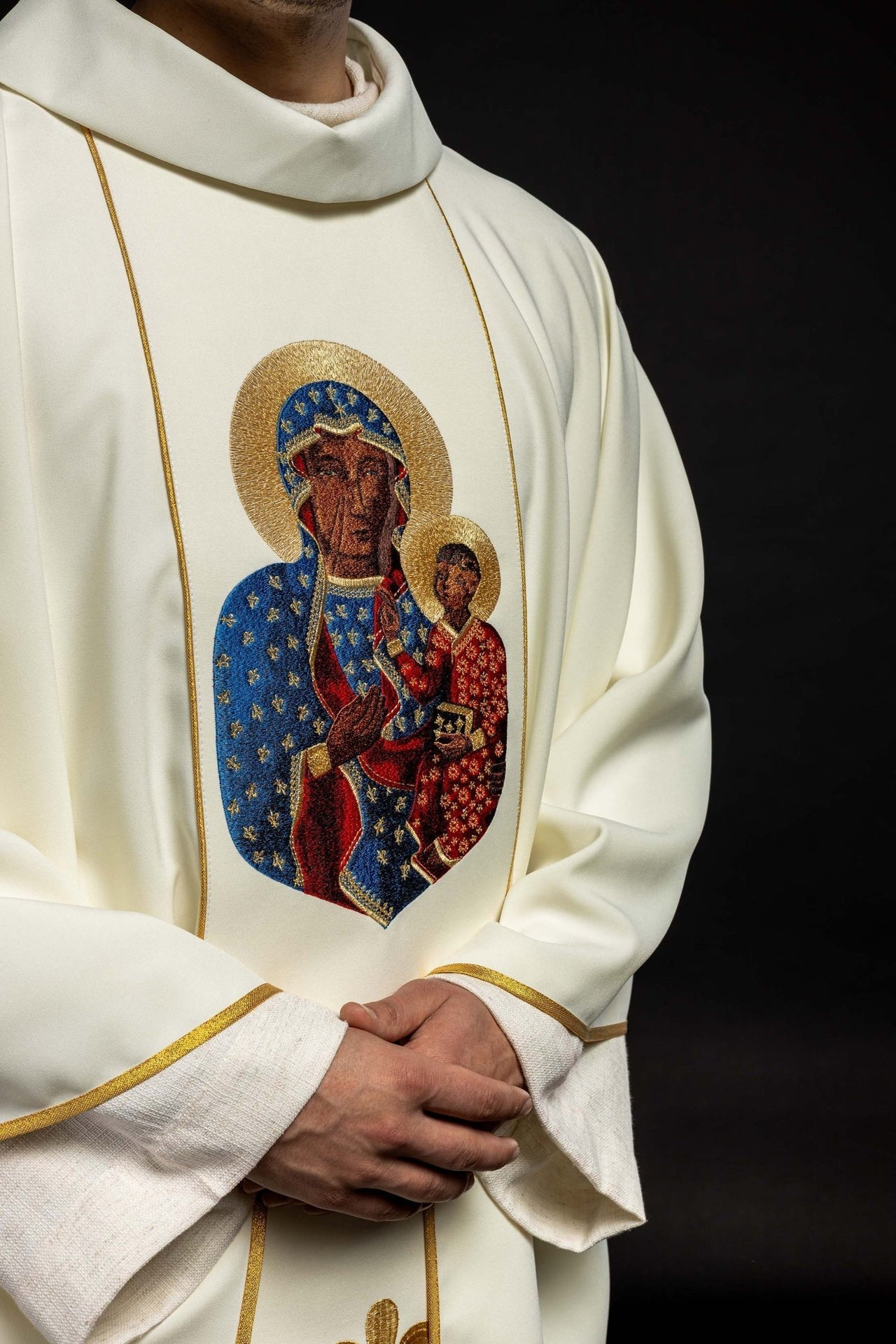 Ornat Maryjny Ecru z Haftem Matki Boskiej Częstochowskiej - alba.pl