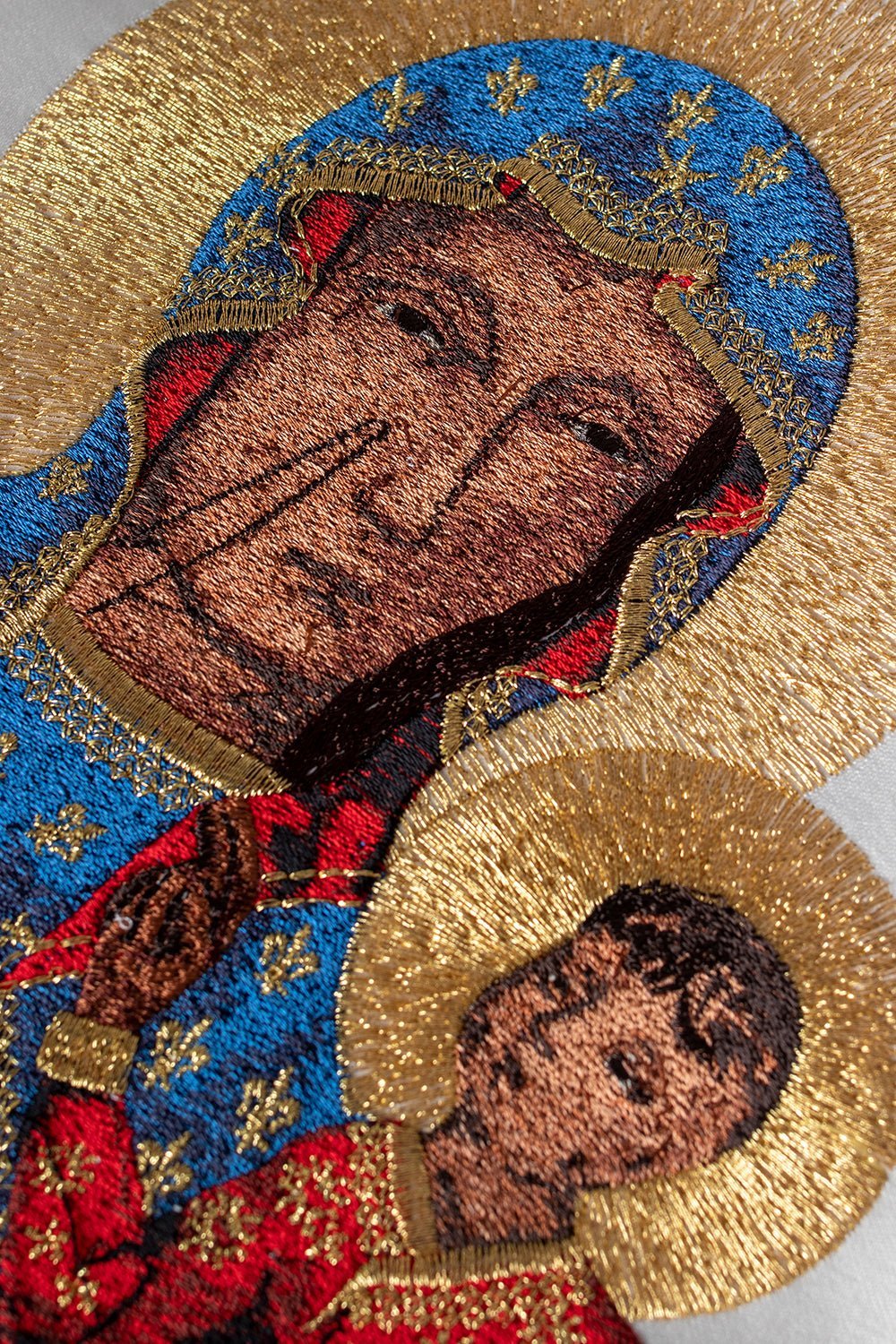 Ornat Maryjny Ecru z Haftem Matki Boskiej Częstochowskiej - alba.pl