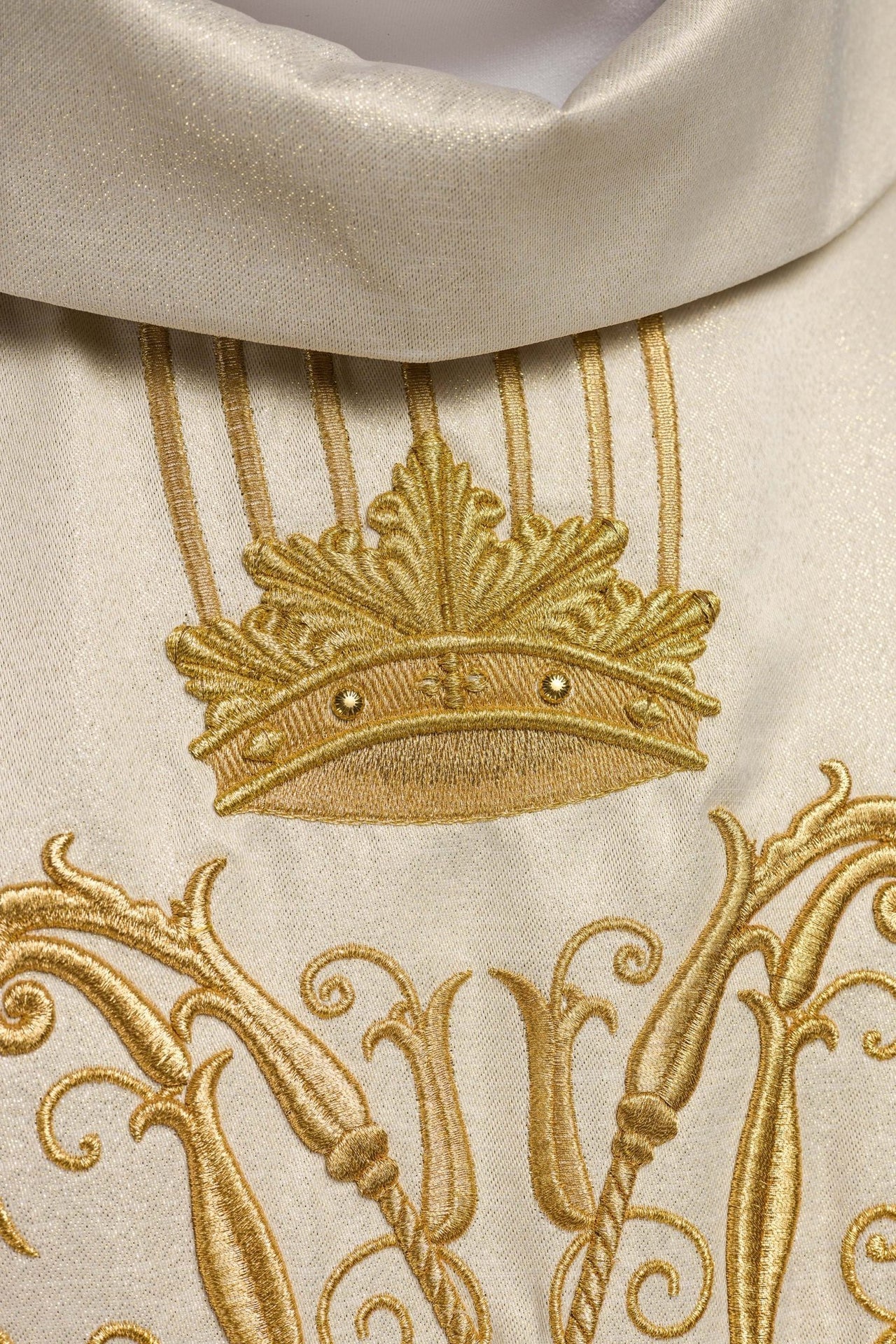 Ornat Maryjny Liturgiczny Błyszczący Ecru z Kamieniami - alba.pl