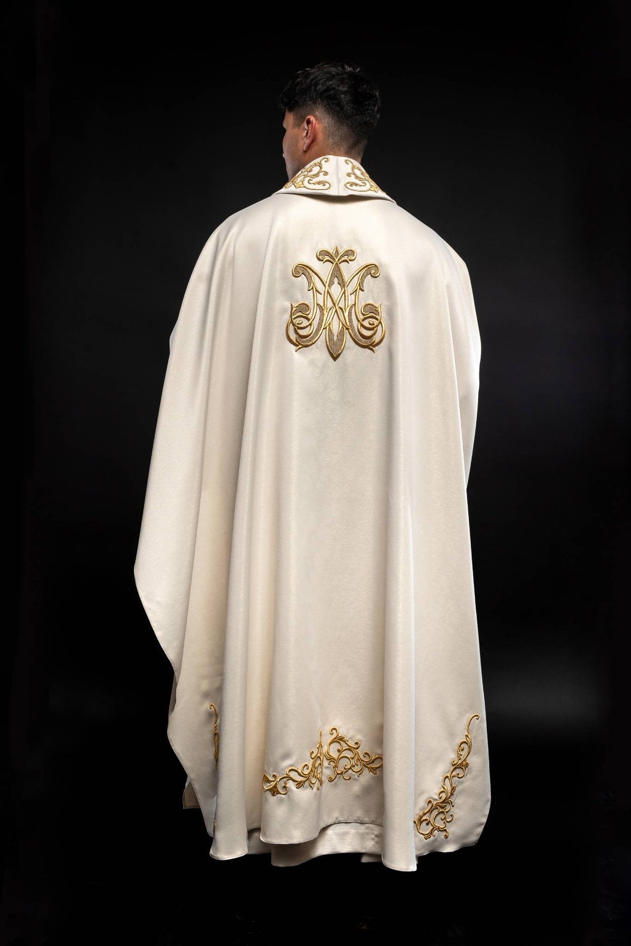 Ornat Maryjny z Haftem Matki Bożej Tulącej - Elegancki i Uroczysty - alba.pl
