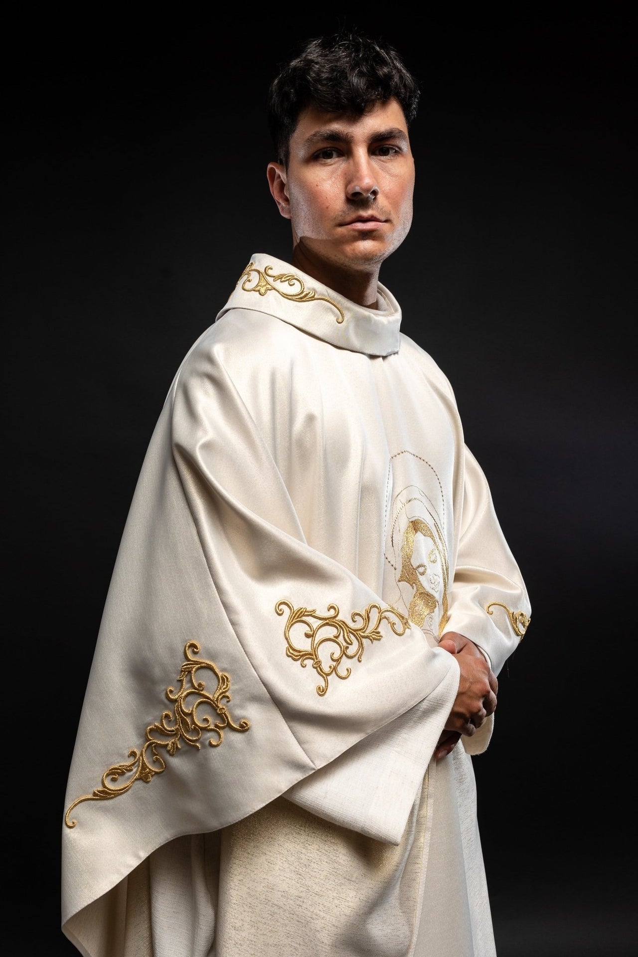 Ornat Maryjny z Haftem Matki Bożej Tulącej - Elegancki i Uroczysty - alba.pl