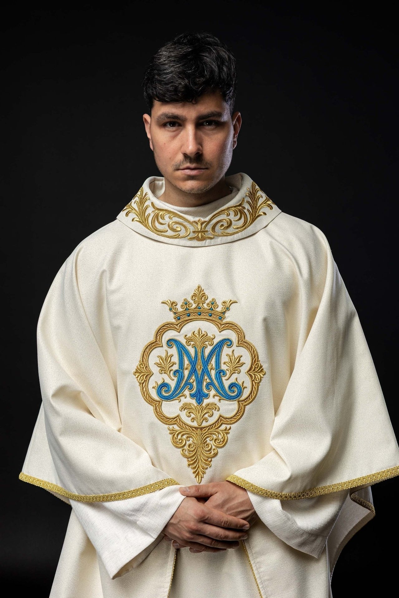 Ornat Maryjny z Haftowanym Herbem i Złotą Koroną - Alba.pl - alba.pl
