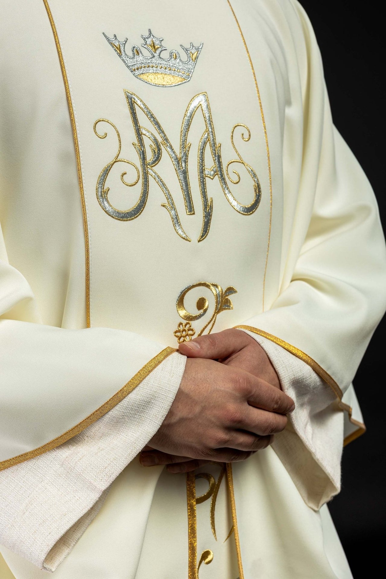 Ornat Maryjny z Haftowanym Pasem Ecru i Złotą Lamówką - alba.pl