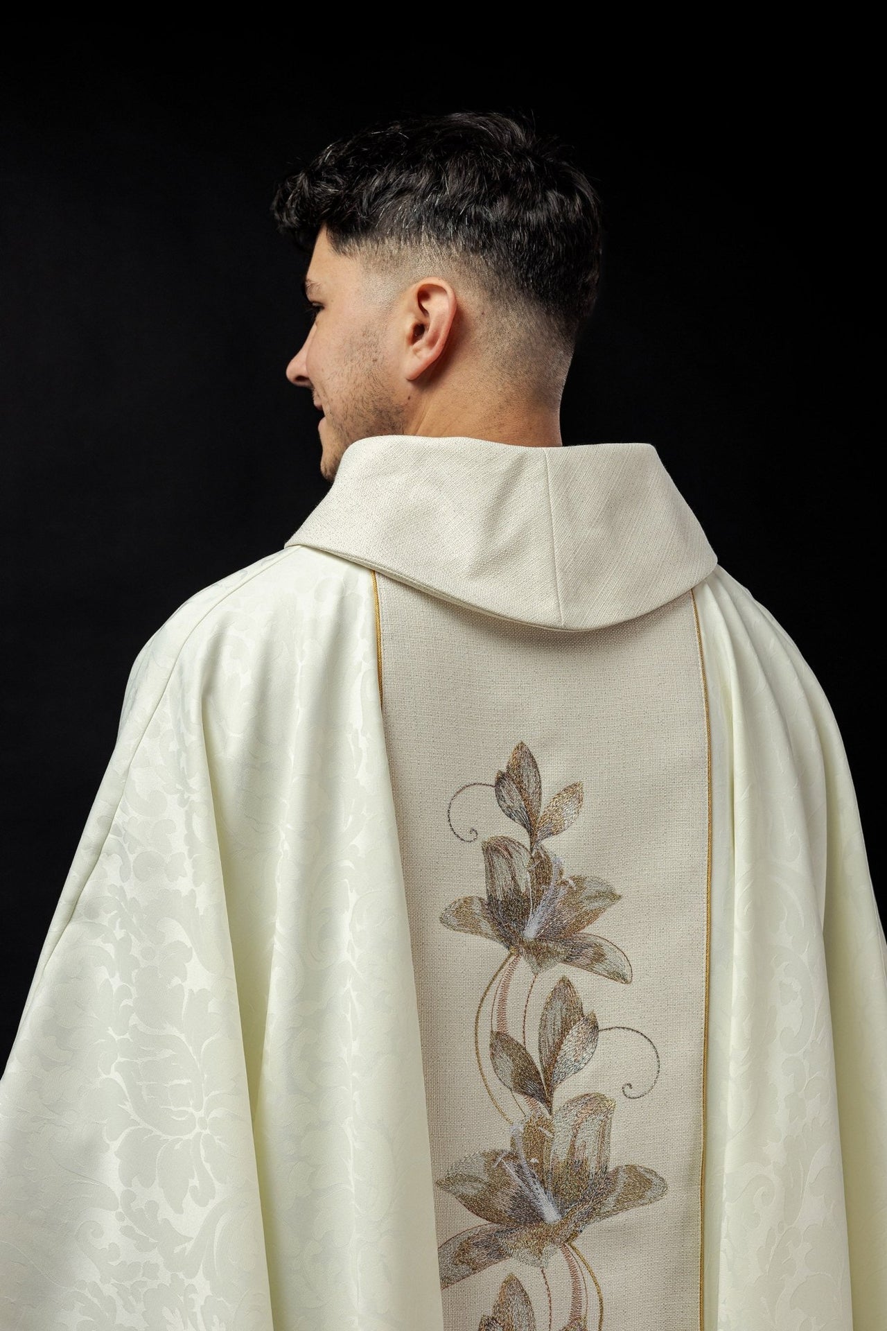 Ornat Maryjny Złoty z Haftem Matki Boskiej Guadalupe - alba.pl