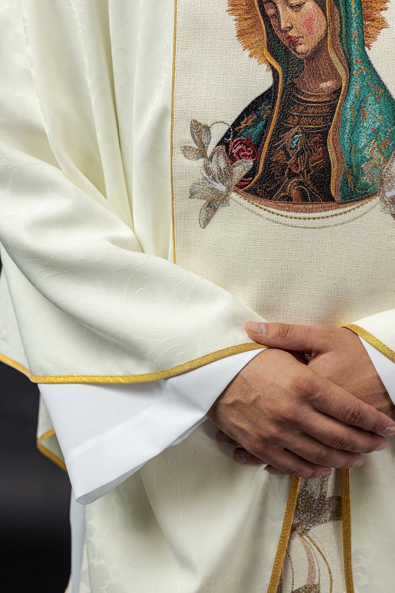 Ornat Maryjny Złoty z Haftem Matki Boskiej Guadalupe - alba.pl