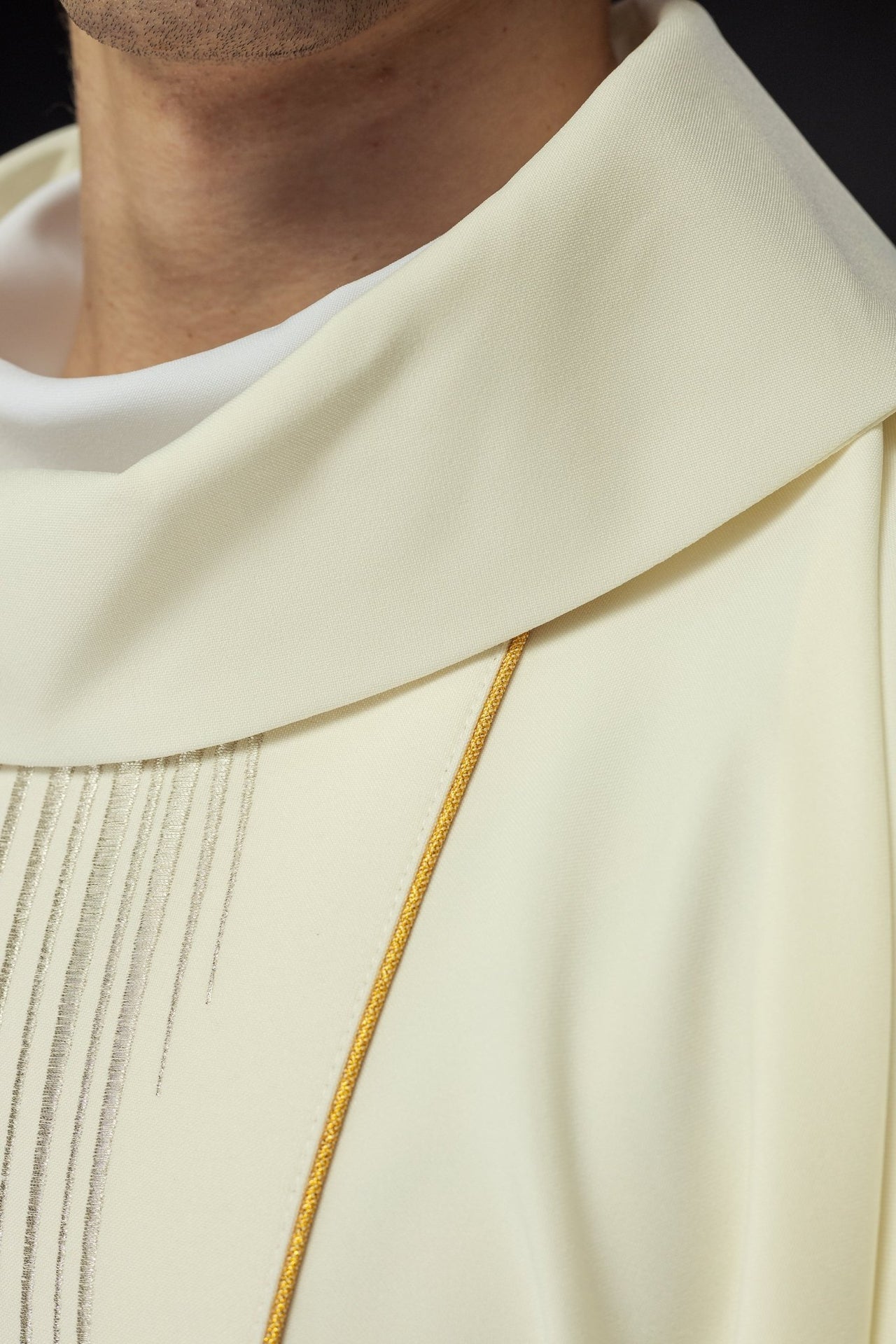 Ornat Maryjny Złoty z Haftem Matki Bożej Wniebowziętej - alba.pl