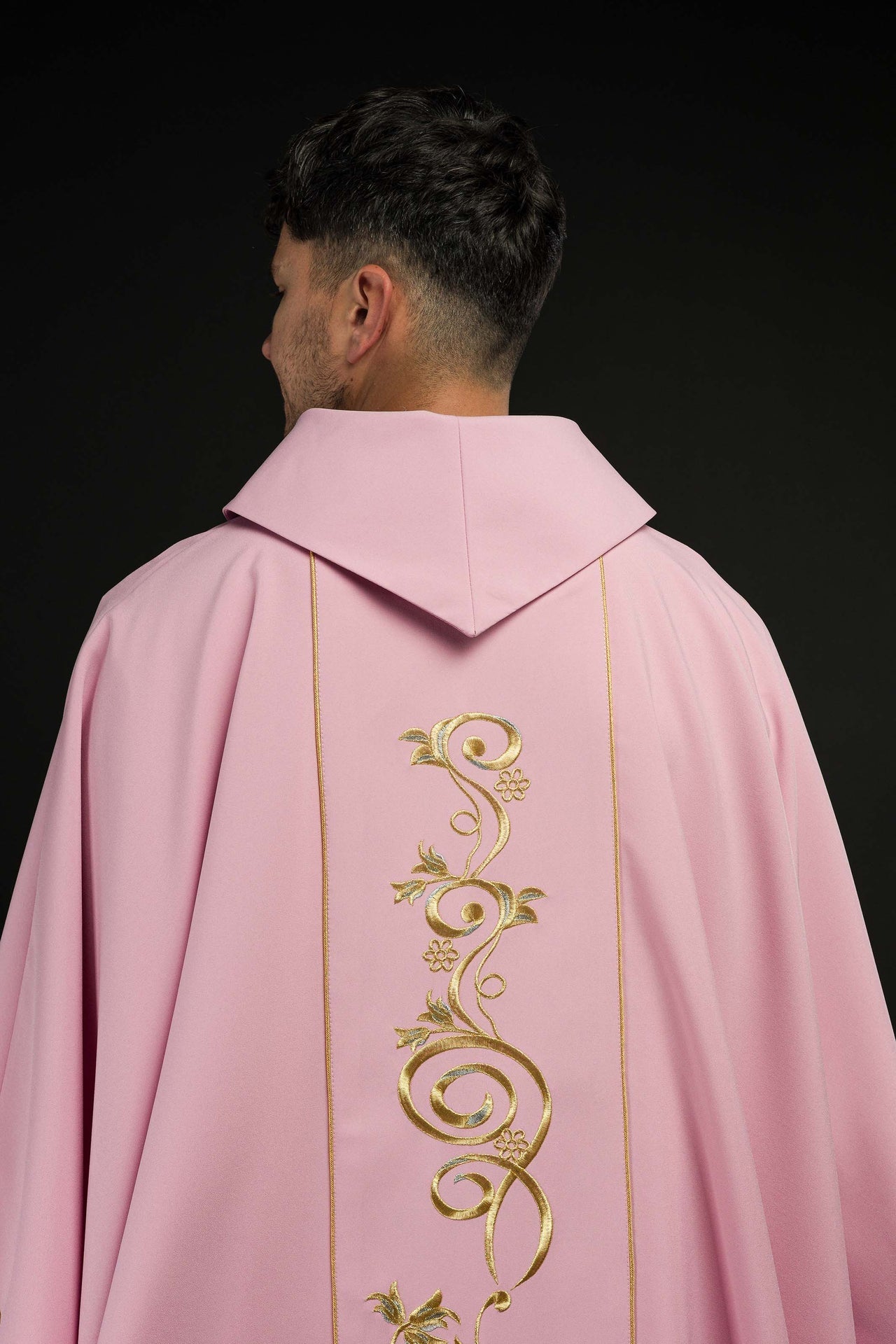 Ornat Różowy Haftowany IHS Symbol Eucharystyczny - alba.pl