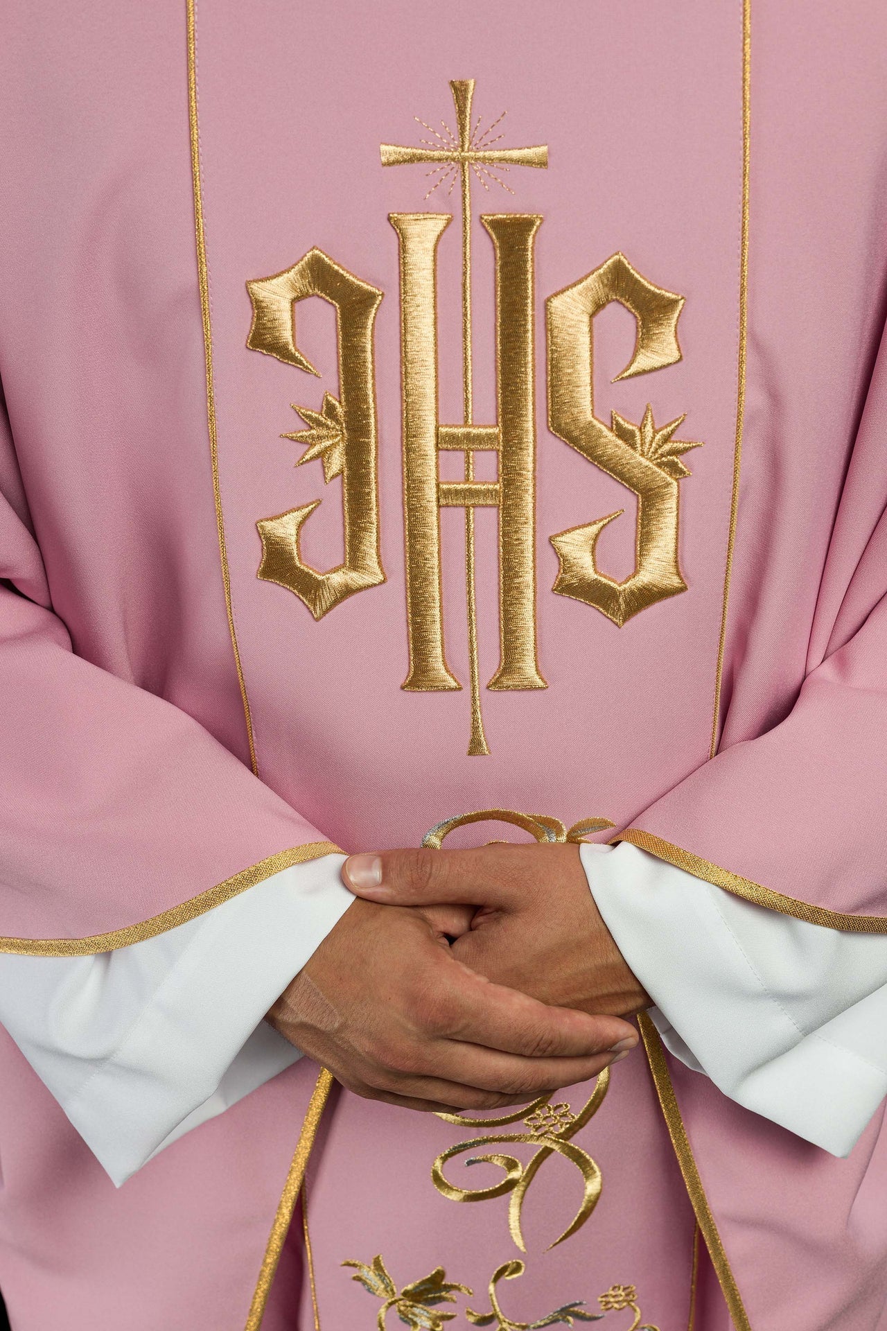 Ornat Różowy Haftowany IHS Symbol Eucharystyczny - alba.pl
