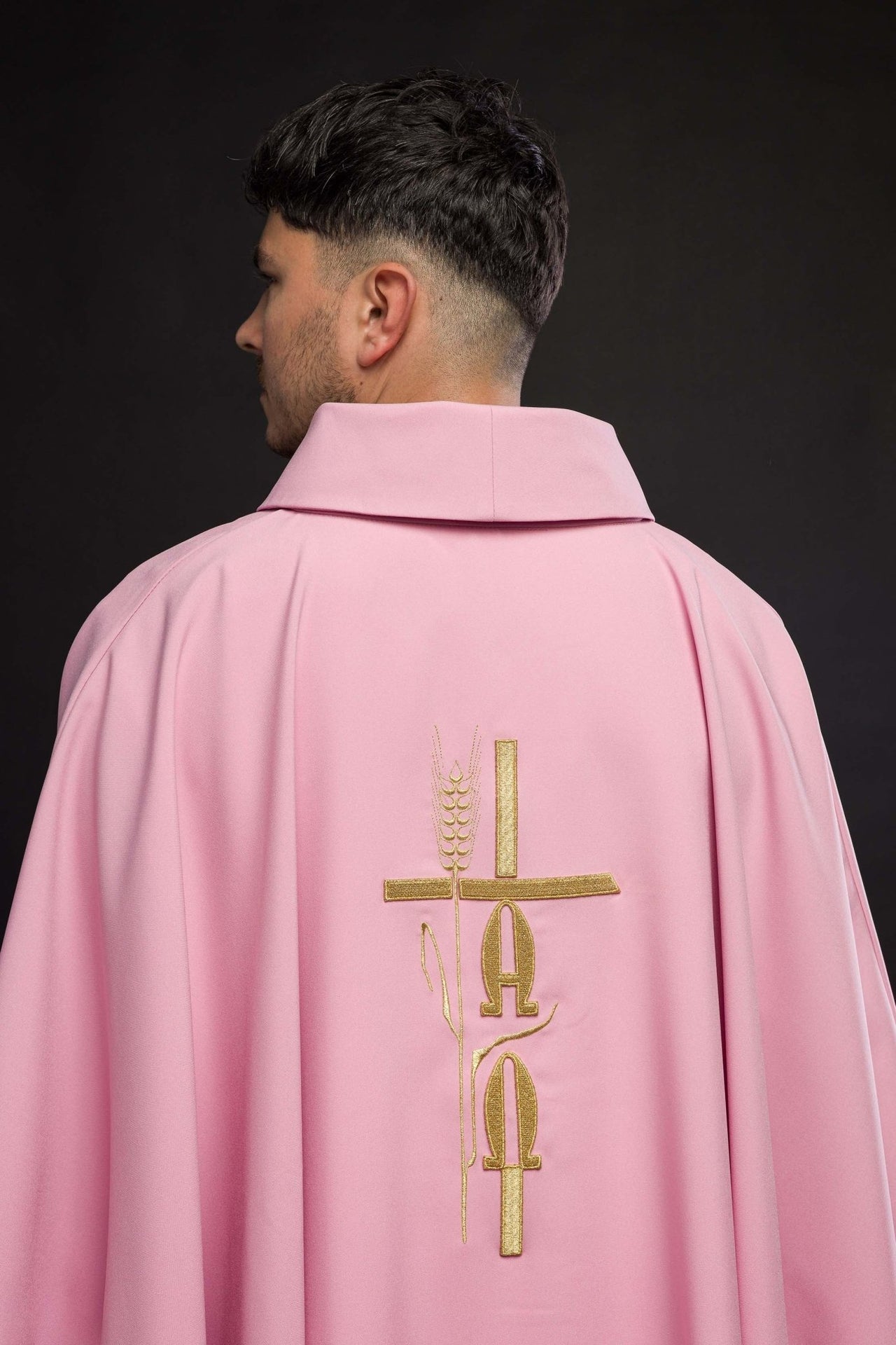 Ornat Różowy Haftowany Krzyż i IHS - Elegancka Szata Liturgiczna - alba.pl