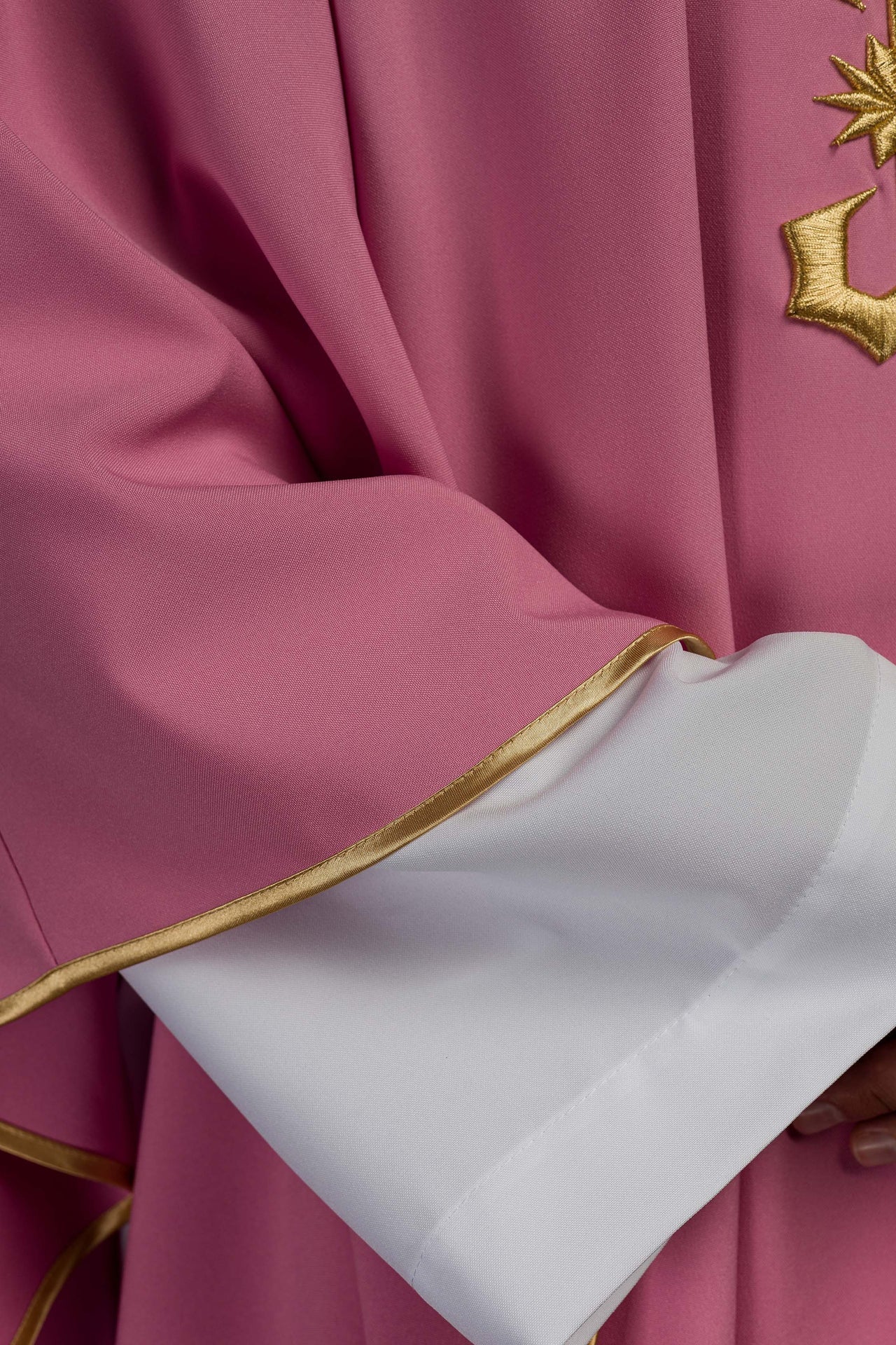 Ornat Różowy IHS Haftowany Złotą Nicią z Lamówką - alba.pl