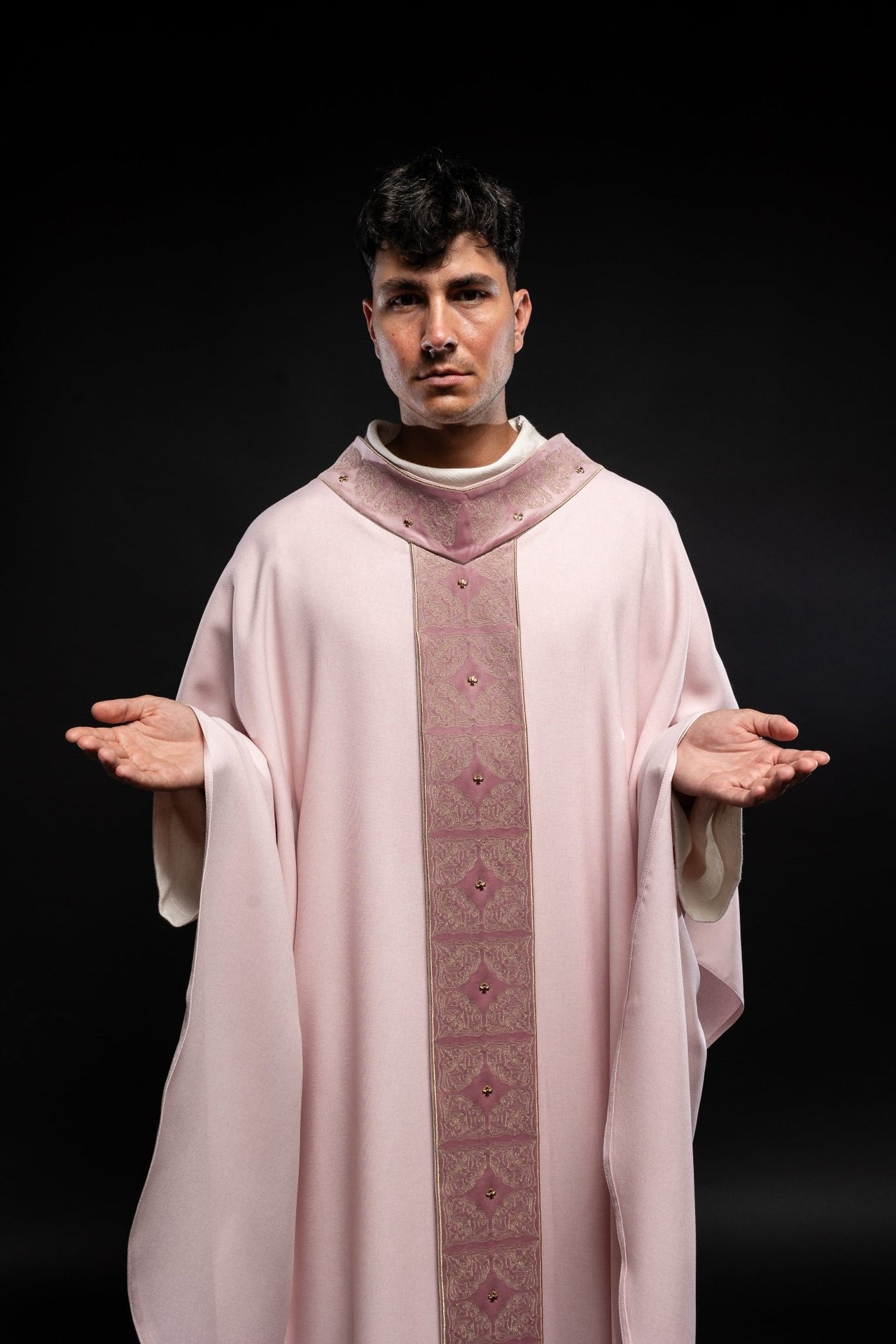 Ornat Różowy Liturgiczny z Haftowanym Pasem i Kołnierzem - alba.pl