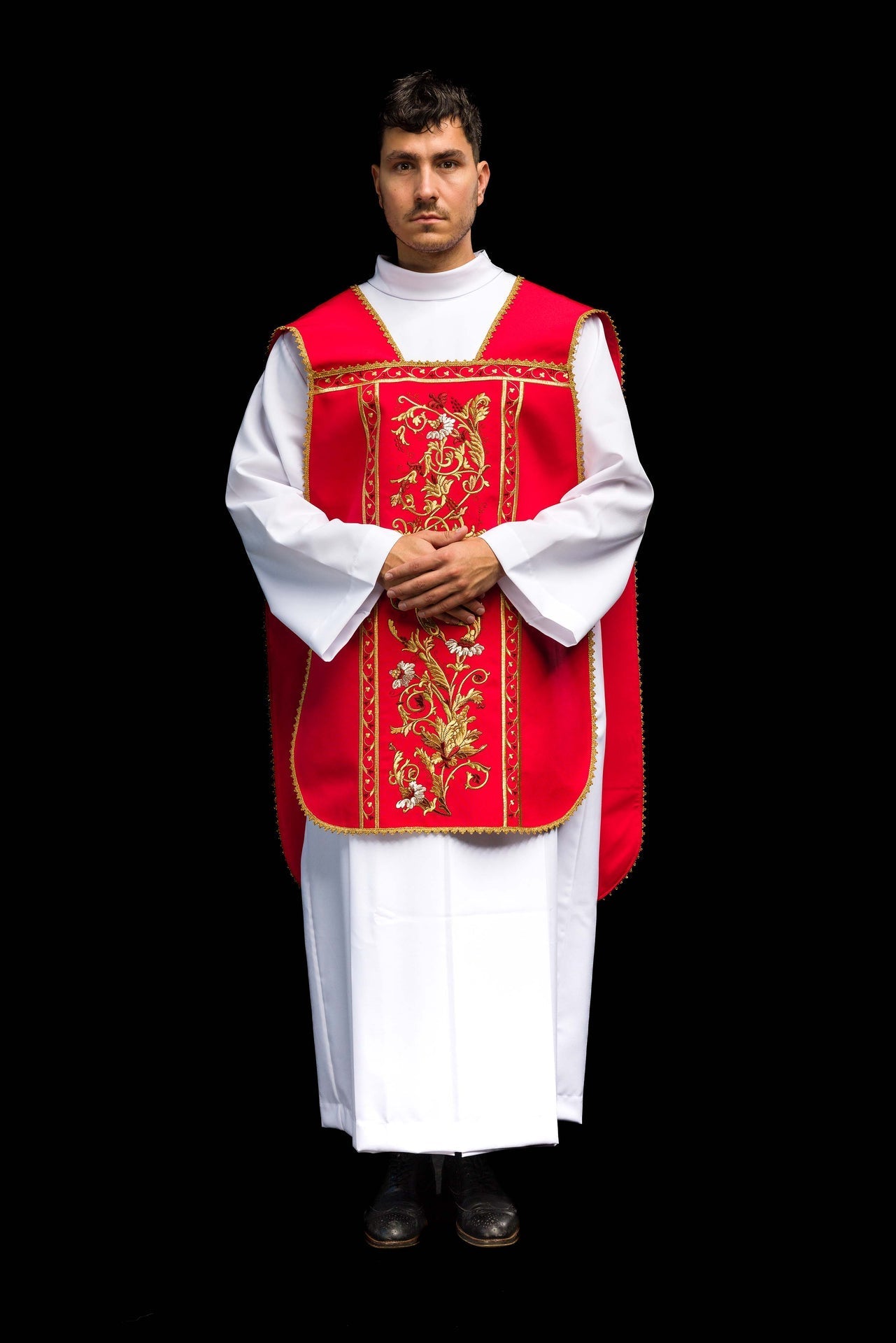 Ornat Rzymski Czerwony Haftowany IHS - Elegancka Szata Liturgiczna - alba.pl