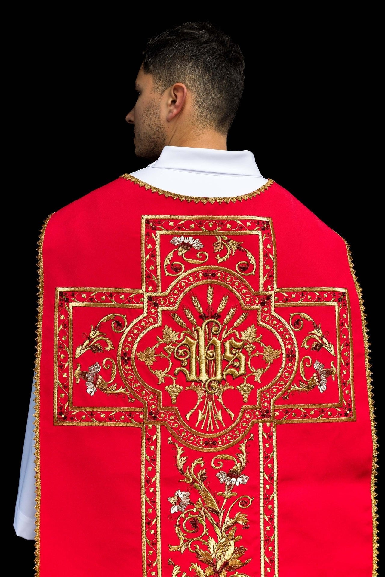 Ornat Rzymski Czerwony Haftowany IHS - Elegancka Szata Liturgiczna - alba.pl