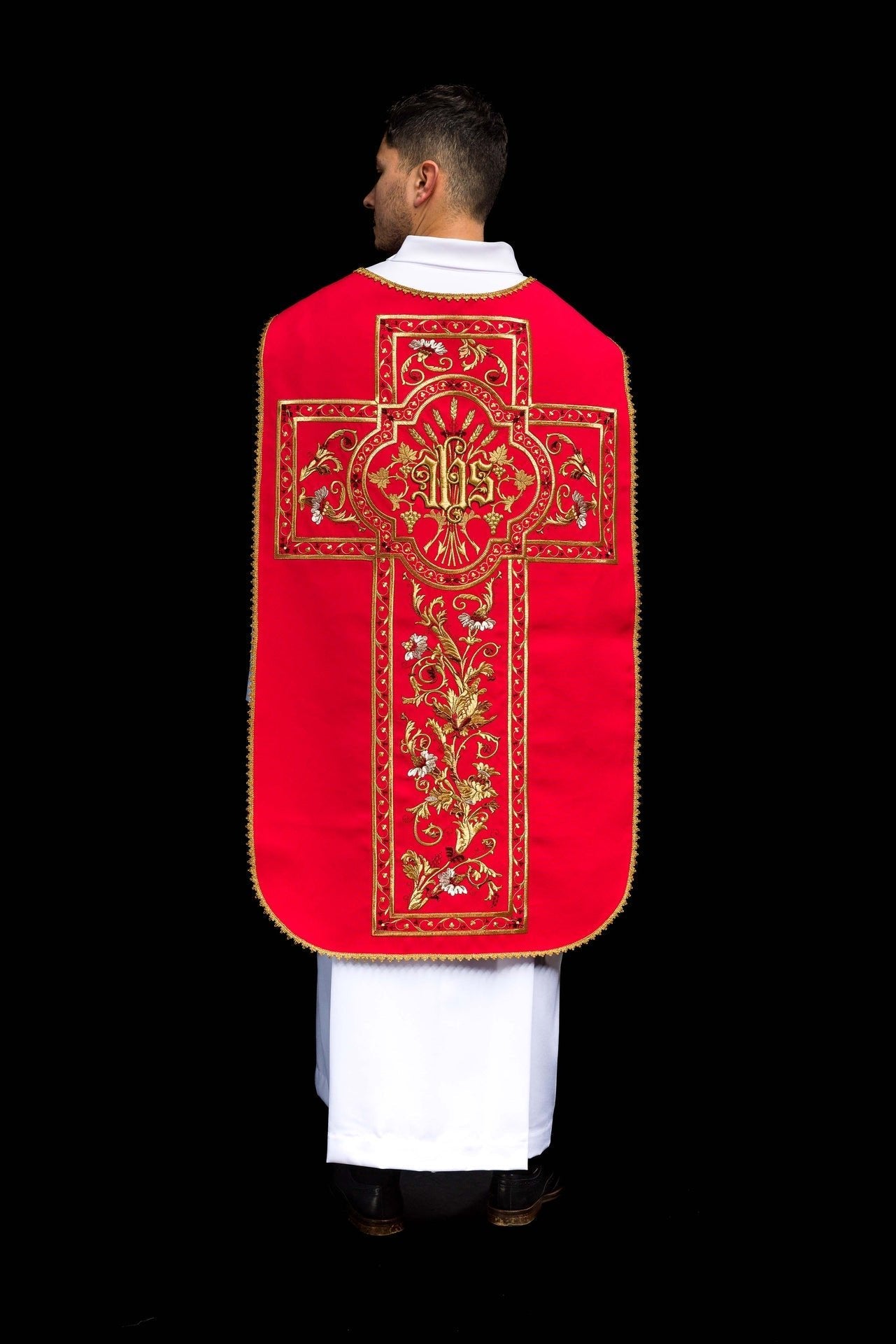 Ornat Rzymski Czerwony Haftowany IHS - Elegancka Szata Liturgiczna - alba.pl