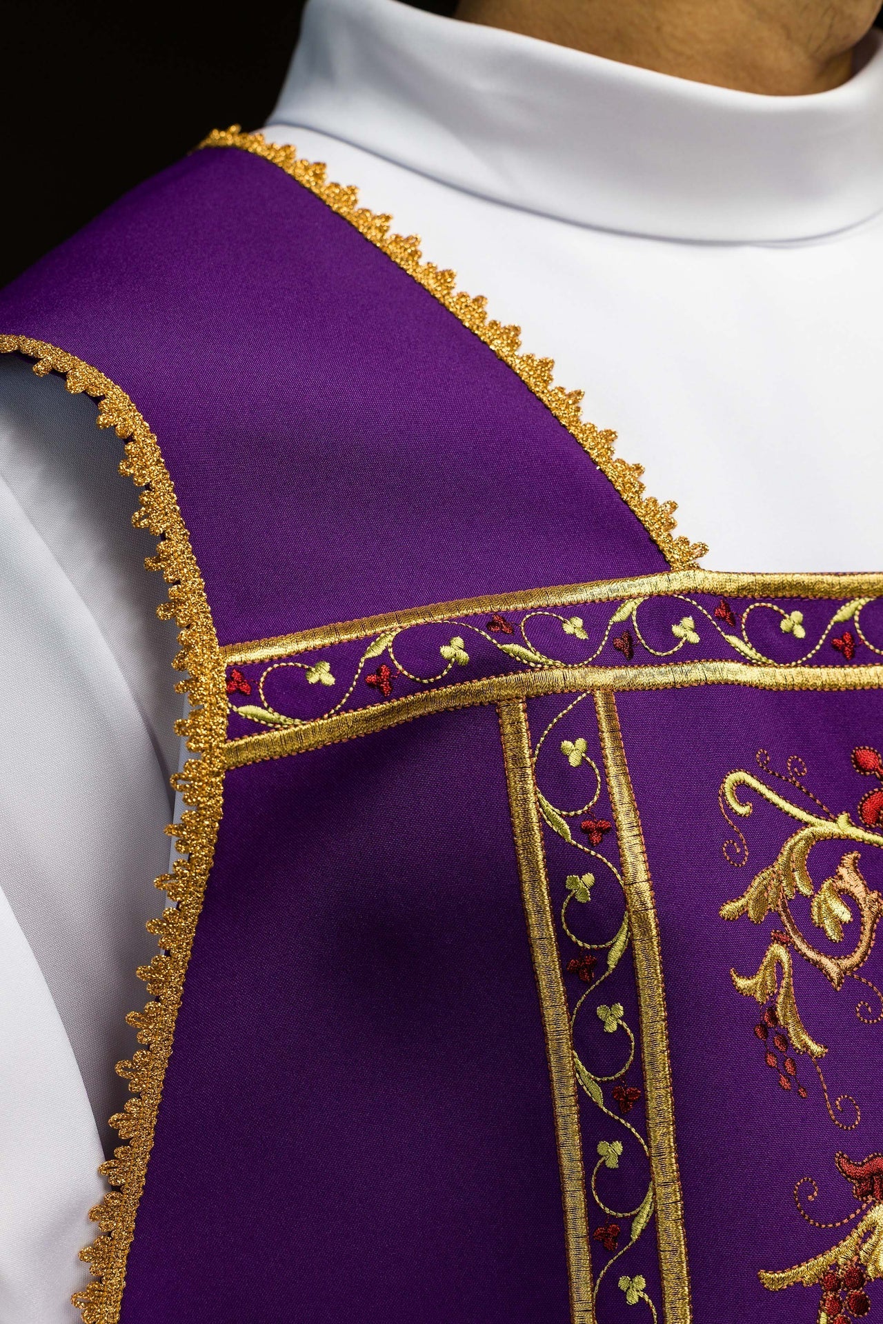 Ornat Rzymski Fioletowy Haftowany IHS Symbolika Religijna - alba.pl