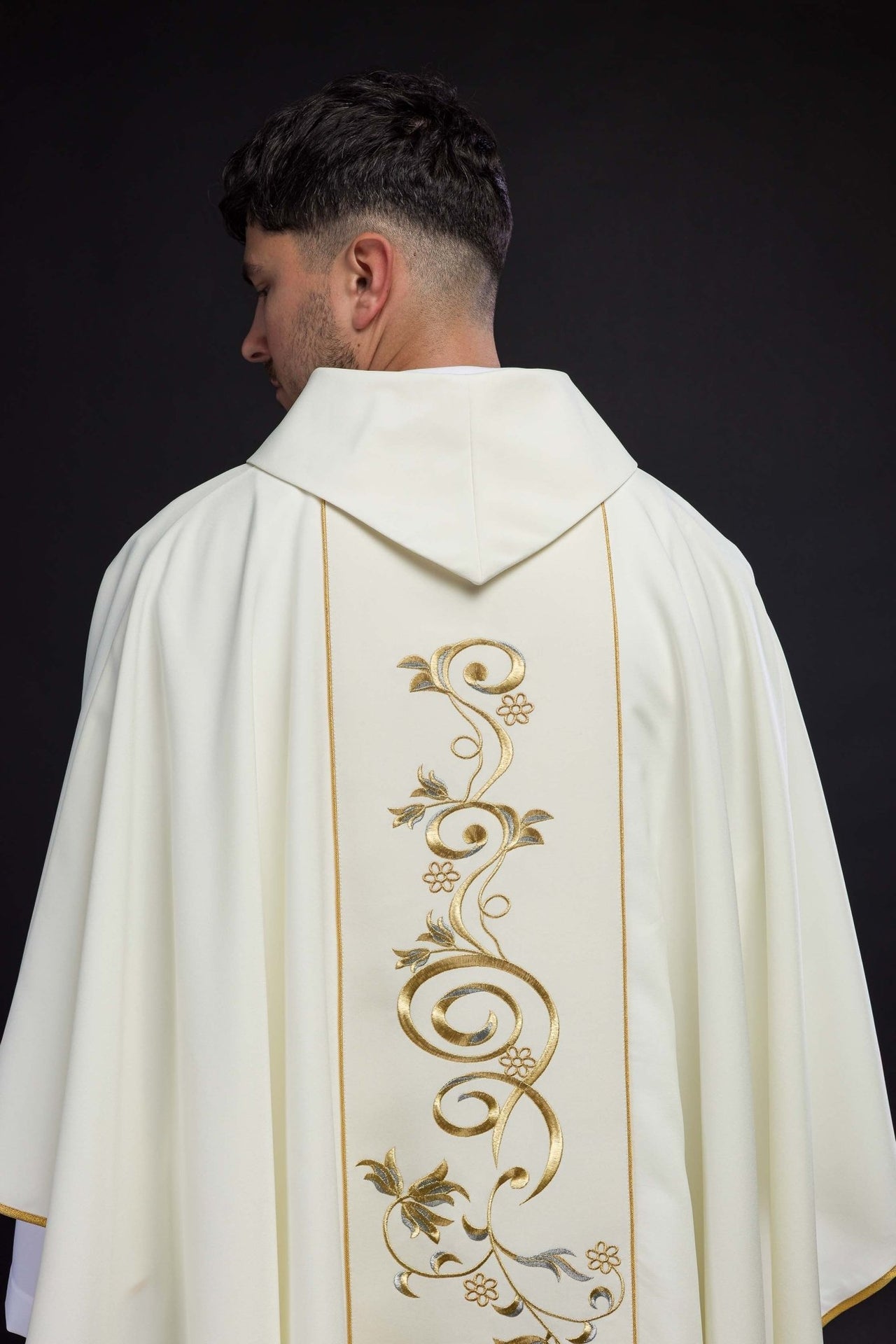 Ornat Ślubny Ecru z Haftowanymi Obrączkami - Elegancki Polski Produkt - alba.pl