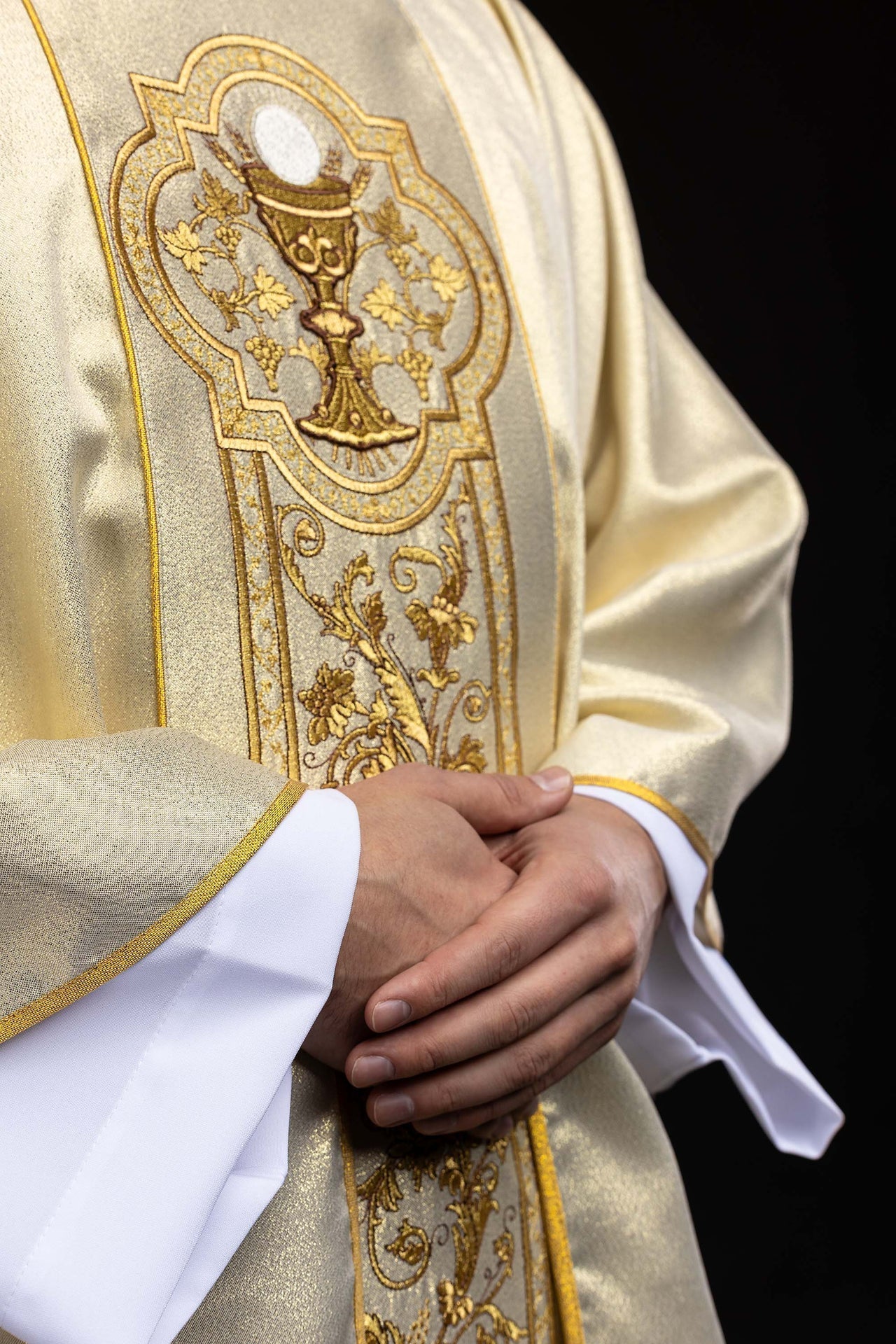 Ornat z haftem kielicha eucharystycznego, złoty - alba.pl