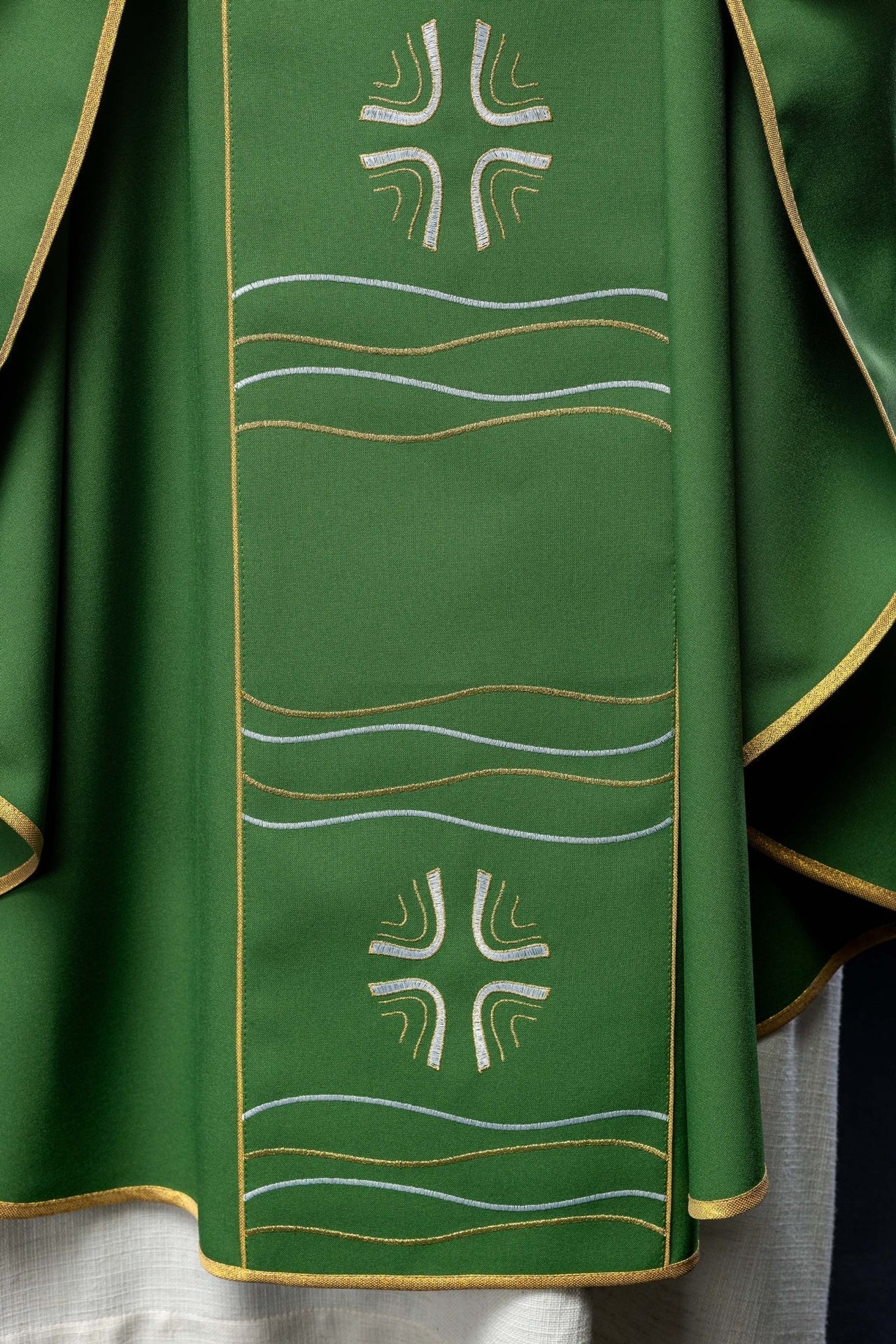 Ornat Zielony z Haftem Krzyża i Ryb - Symbolika Chrześcijańska - alba.pl