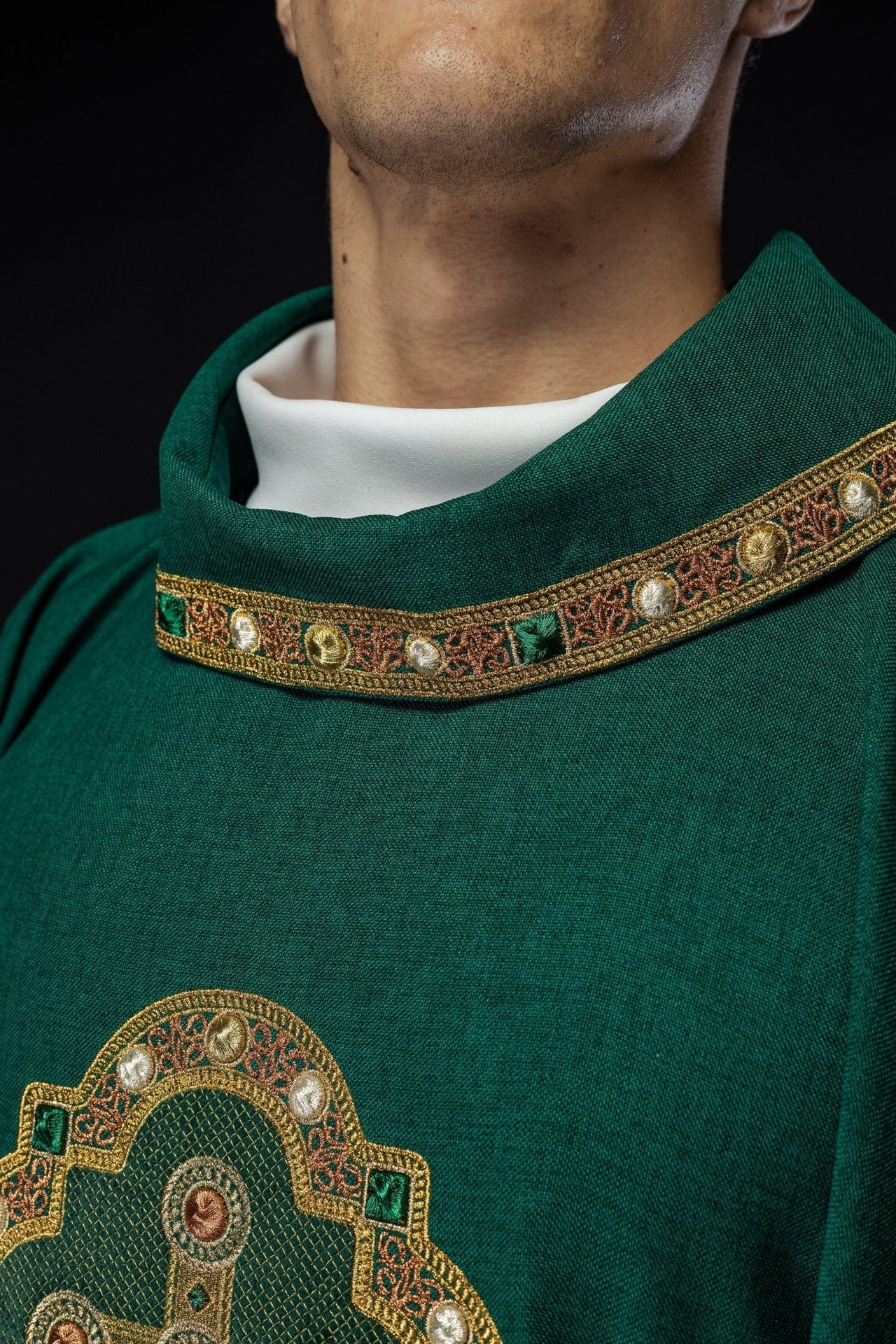 Ornat Zielony z Haftowanym Krzyżem i Lamówką - Elegancki Strój Liturgiczny - alba.pl