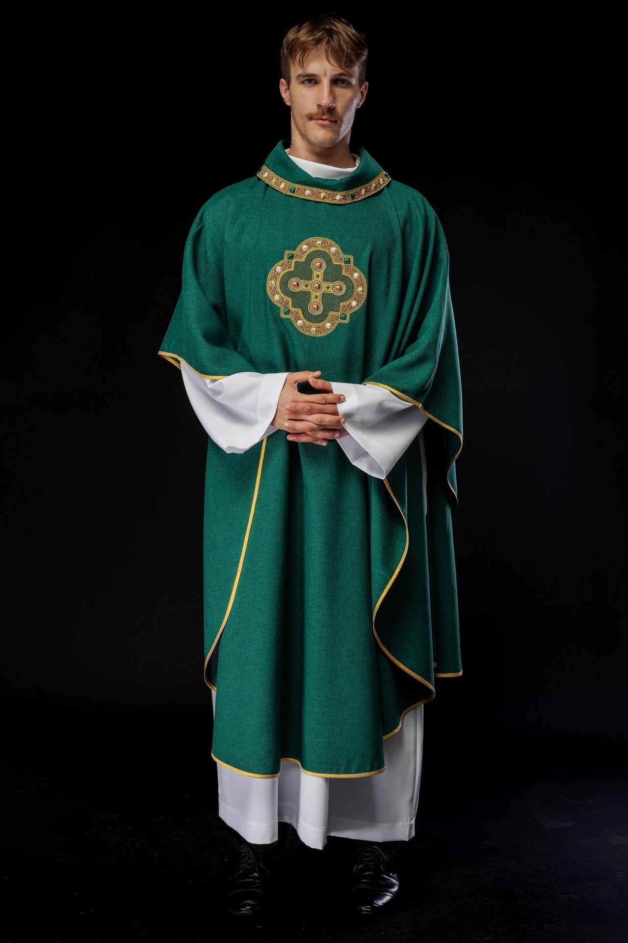 Ornat Zielony z Haftowanym Krzyżem i Lamówką - Elegancki Strój Liturgiczny - alba.pl