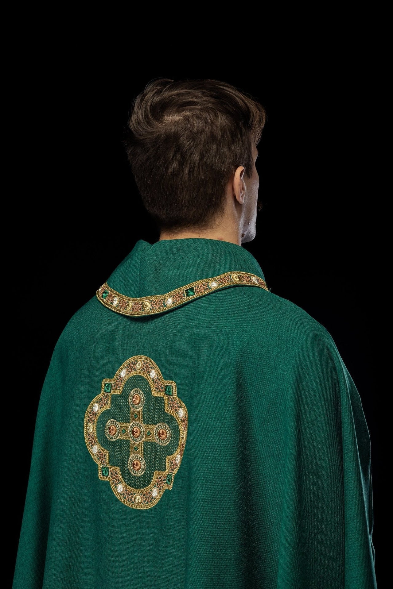 Ornat Zielony z Haftowanym Krzyżem i Lamówką - Elegancki Strój Liturgiczny - alba.pl