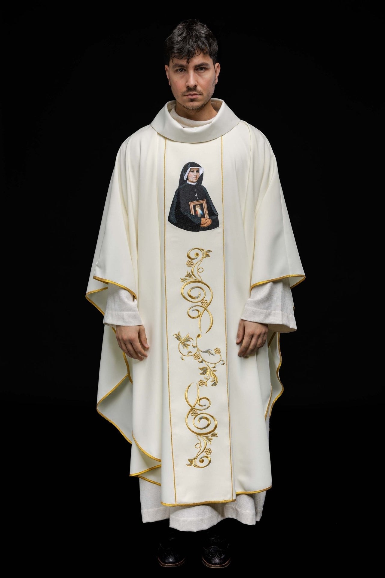 Ornat Złoty Haftowany Święta Faustyna - Elegancki Strój Liturgiczny - alba.pl