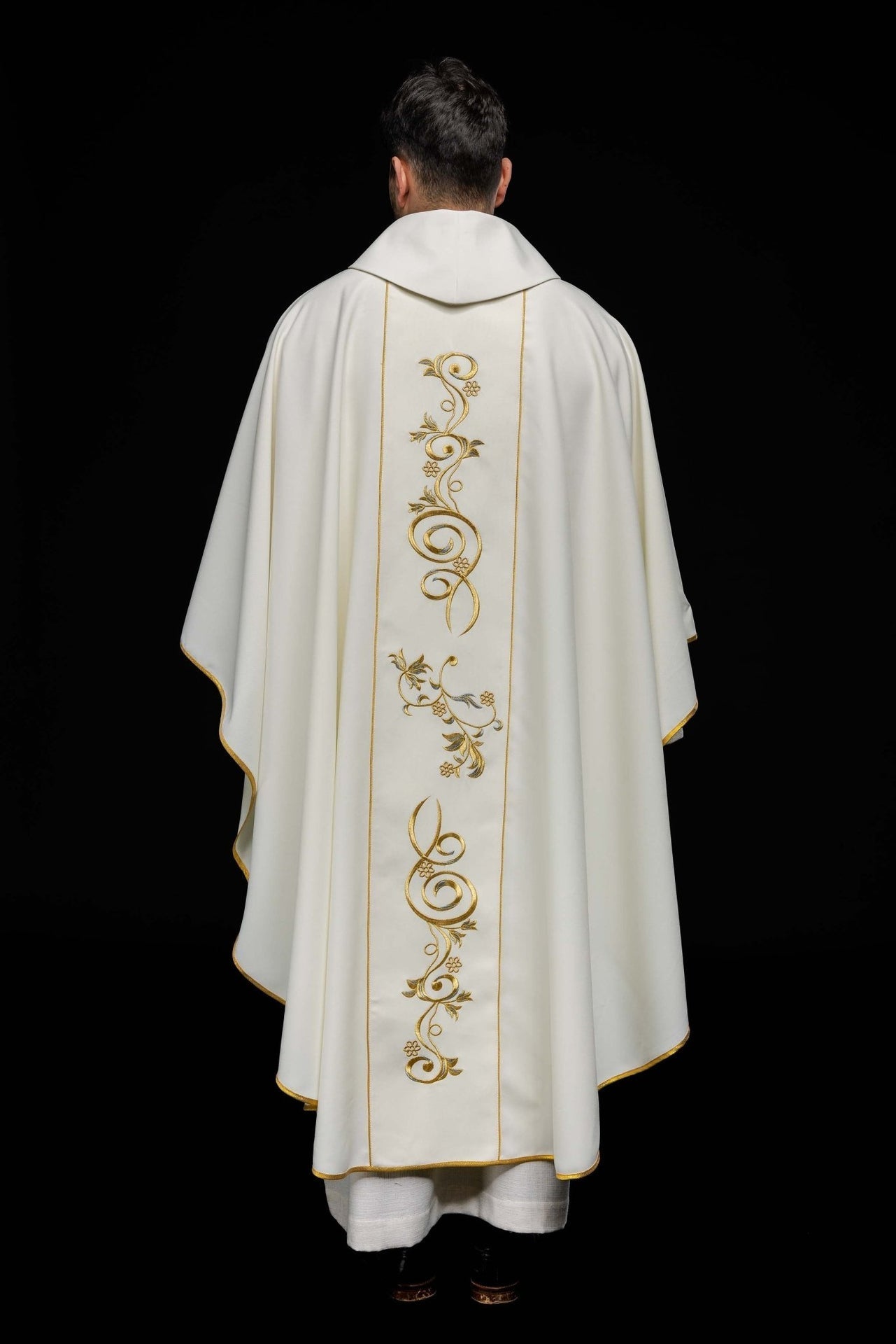 Ornat Złoty Haftowany Święta Faustyna - Elegancki Strój Liturgiczny - alba.pl