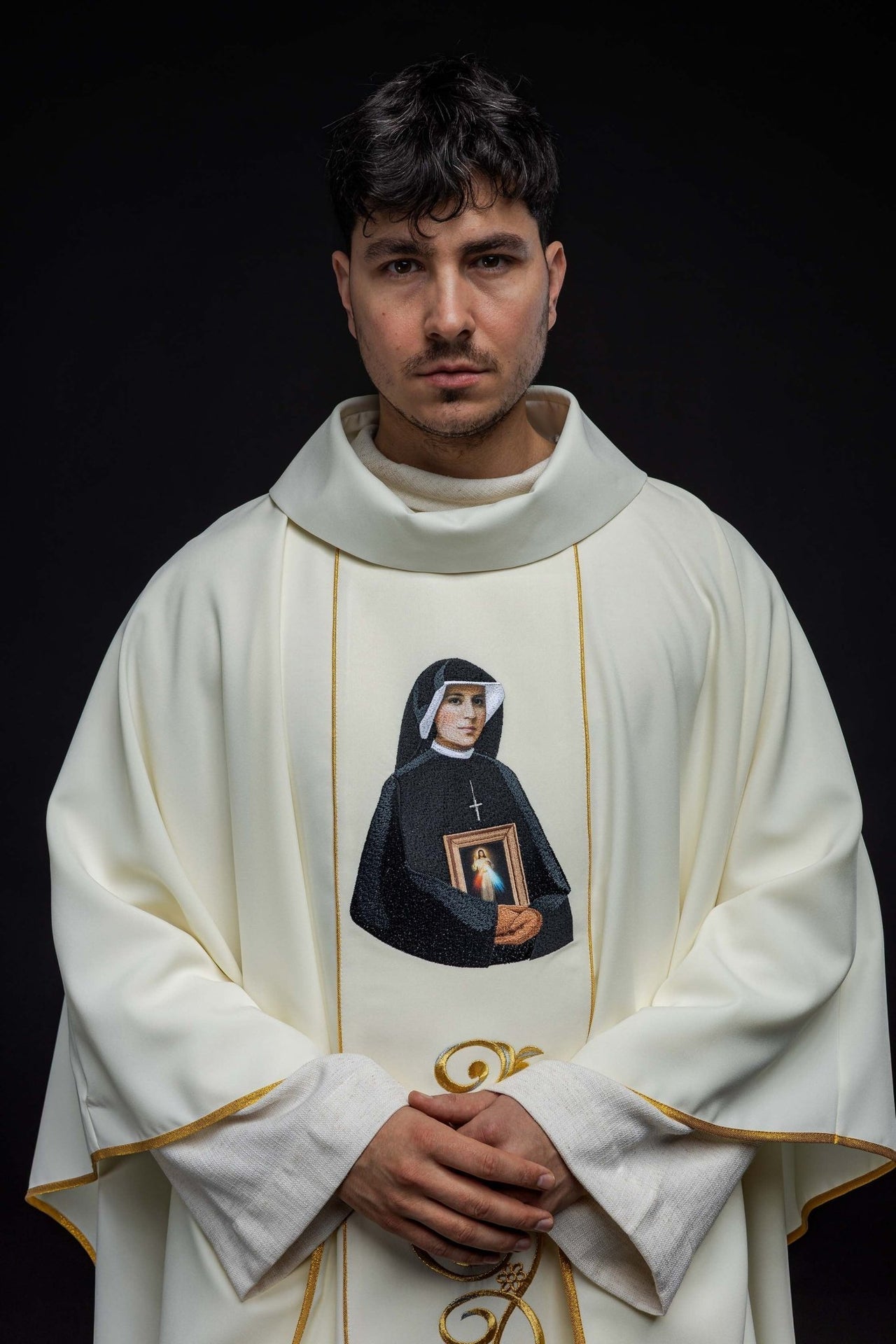 Ornat Złoty Haftowany Święta Faustyna - Elegancki Strój Liturgiczny - alba.pl