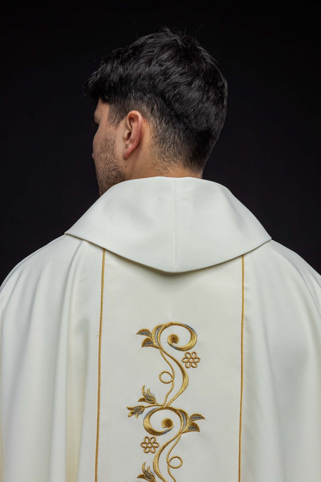 Ornat Złoty Haftowany Święta Faustyna - Elegancki Strój Liturgiczny - alba.pl