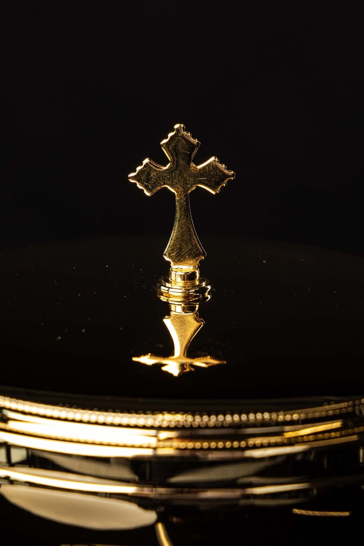 Pozłacana puszka liturgiczna z mosiądzu do Komunii pod dwiema postaciami 15 cm - alba.pl