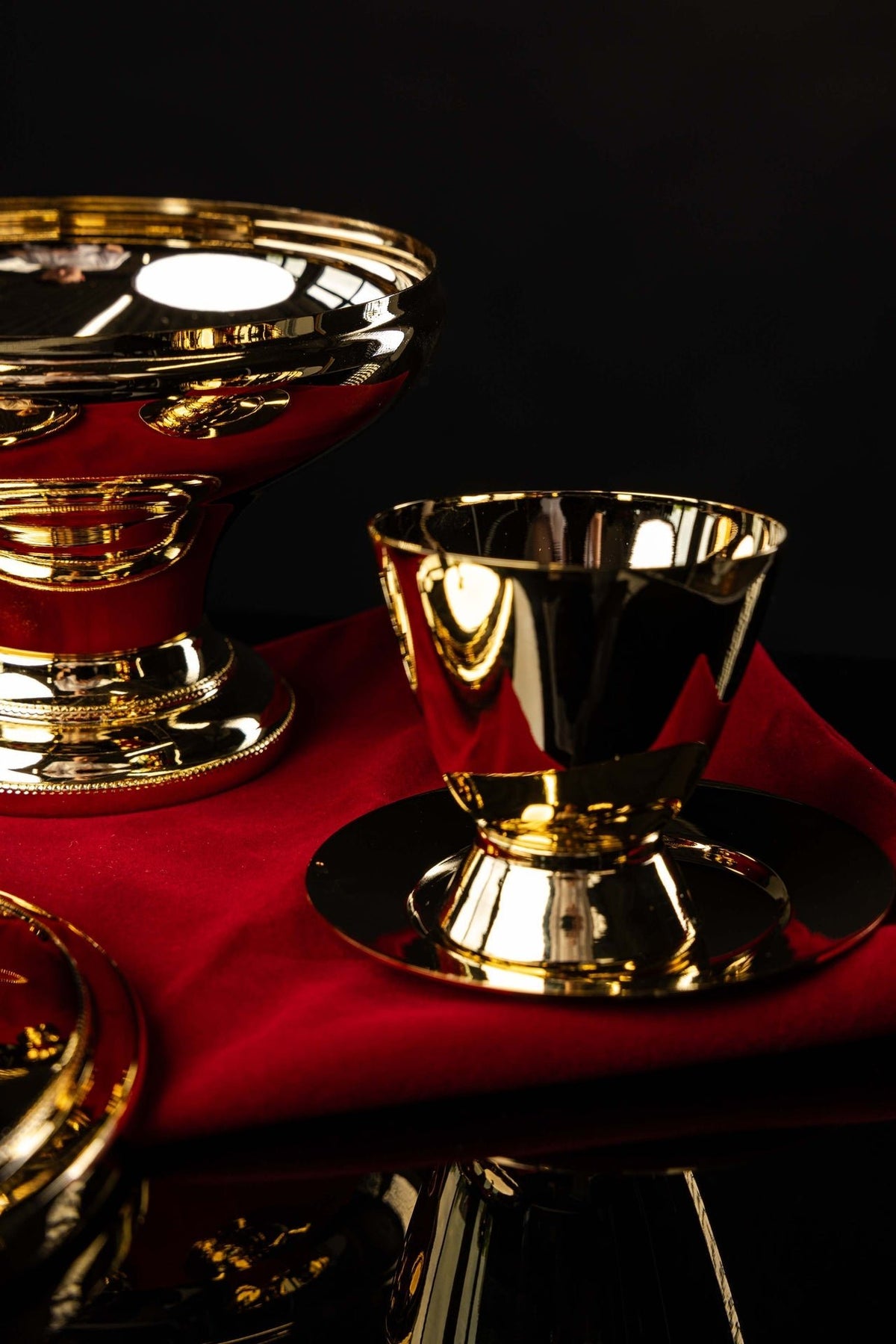 Pozłacana puszka liturgiczna z mosiądzu do Komunii pod dwiema postaciami 15 cm - alba.pl