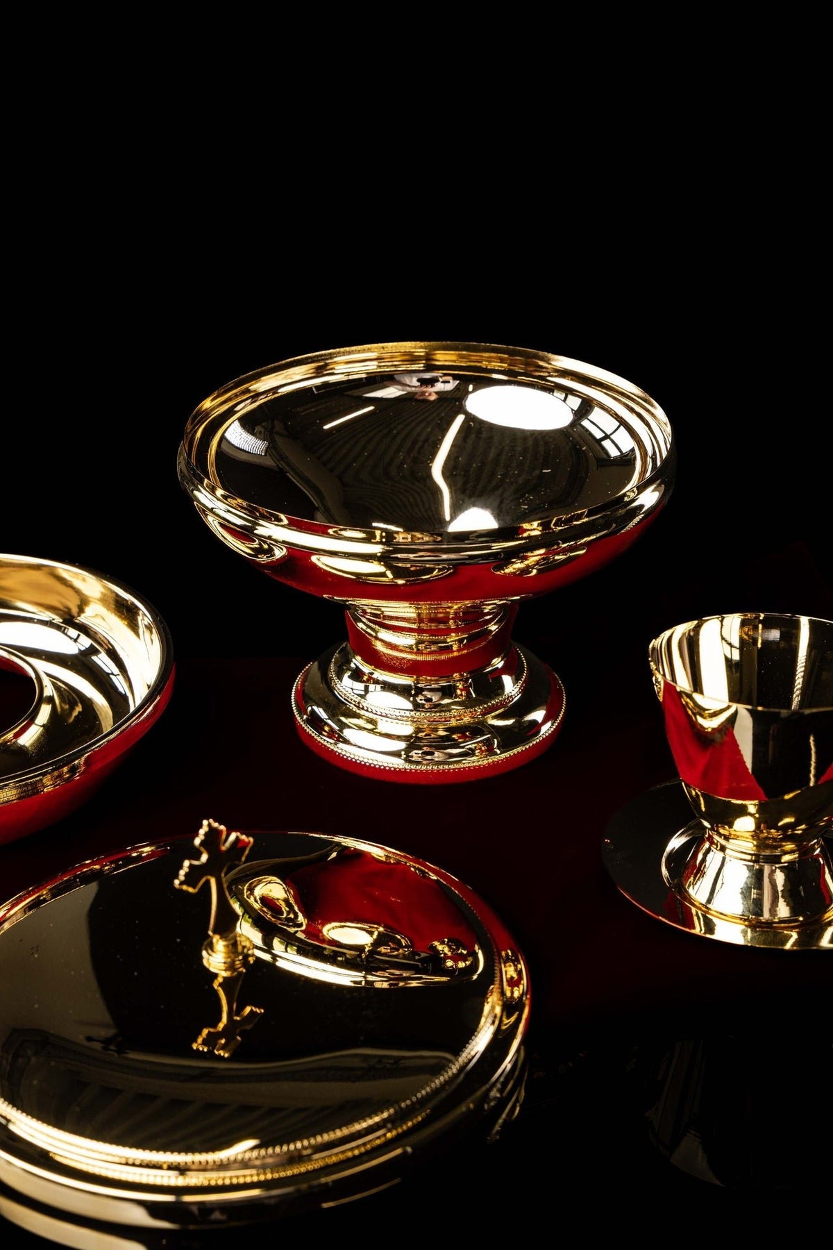 Pozłacana puszka liturgiczna z mosiądzu do Komunii pod dwiema postaciami 15 cm - alba.pl