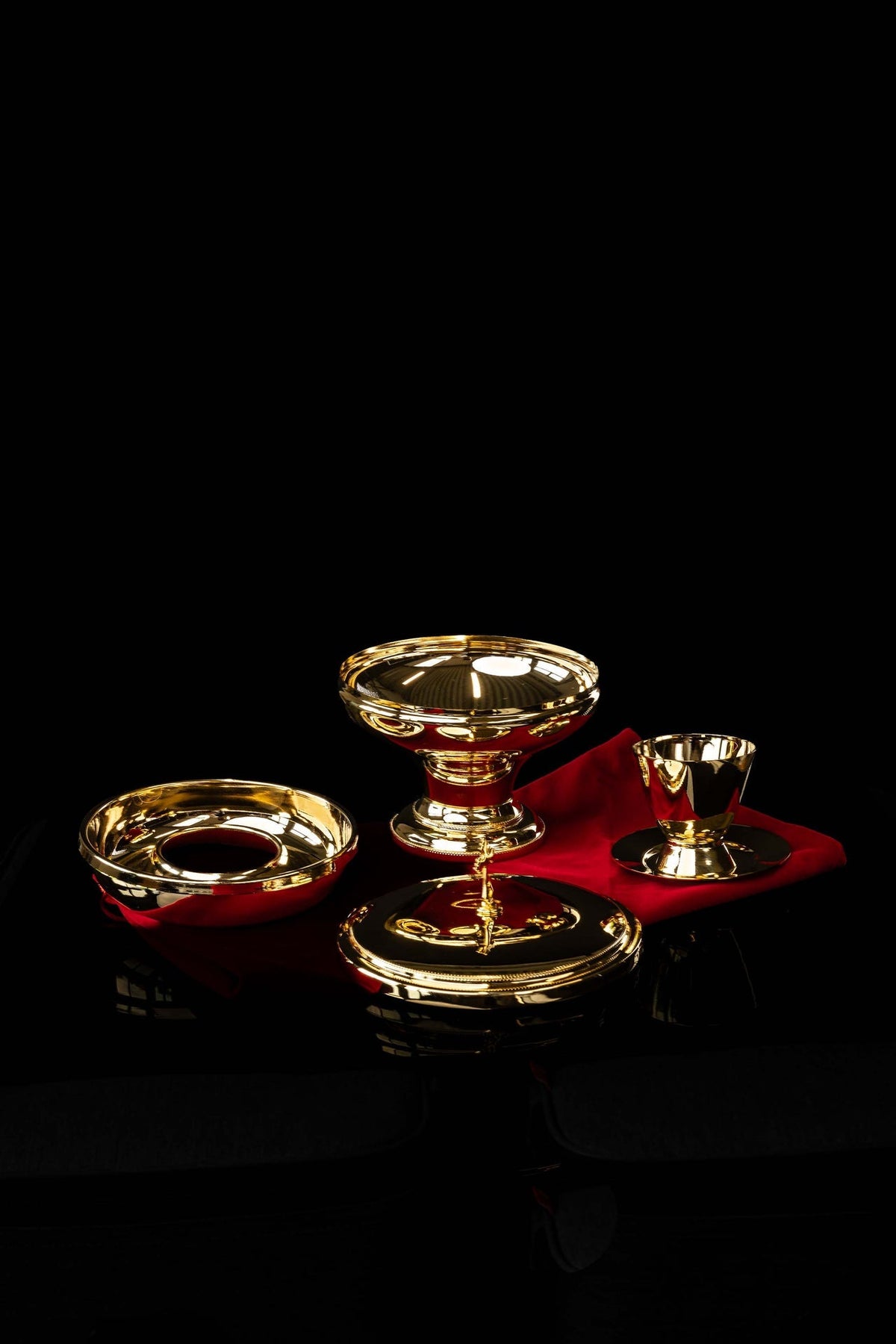 Pozłacana puszka liturgiczna z mosiądzu do Komunii pod dwiema postaciami 15 cm - alba.pl