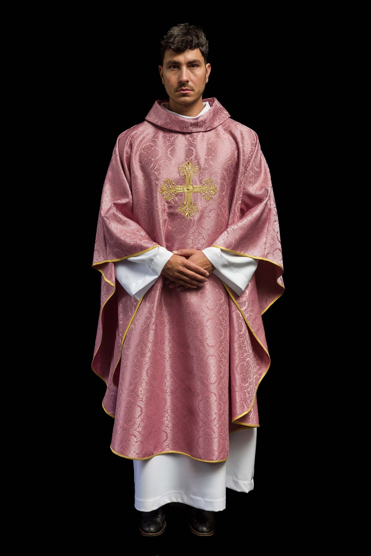 Różowy Ornat Liturgiczny z Krzyżem i Złotym Haftem - alba.pl