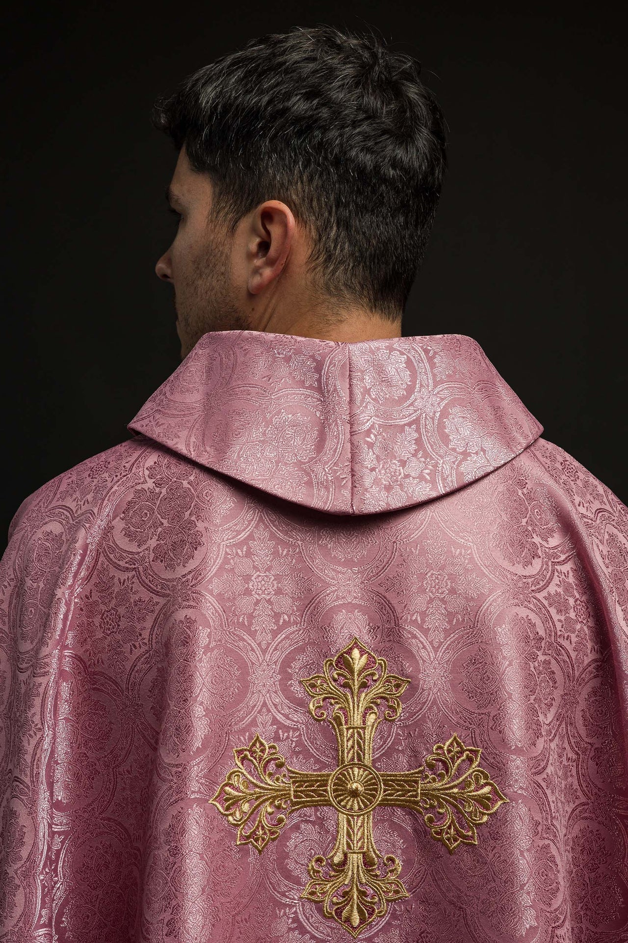 Różowy Ornat Liturgiczny z Krzyżem i Złotym Haftem - alba.pl