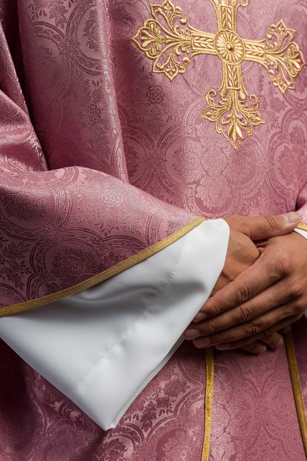 Różowy Ornat Liturgiczny z Krzyżem i Złotym Haftem - alba.pl