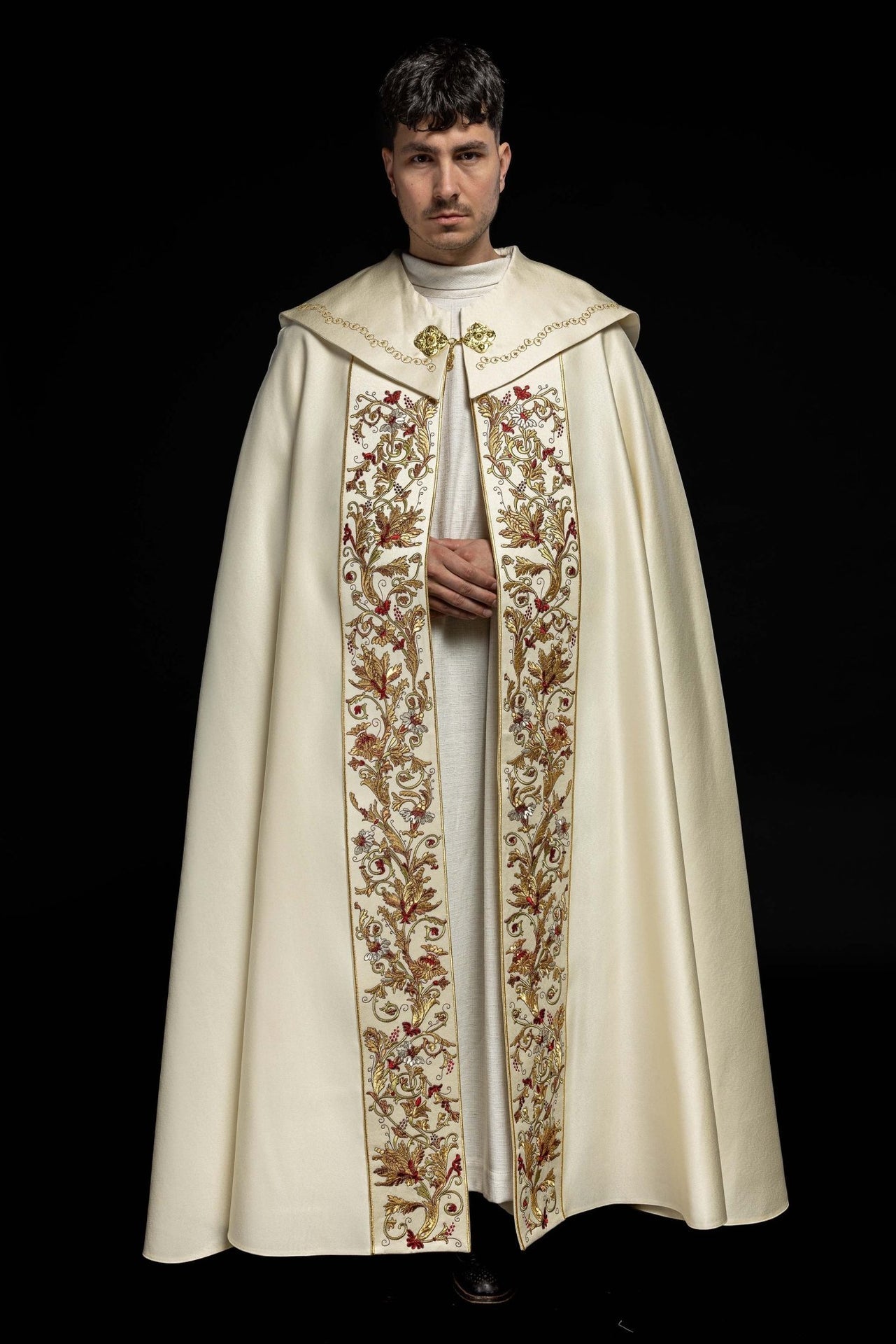 Satynowa Kapa Liturgiczna Ecru z Haftem Złotym IHS - alba.pl