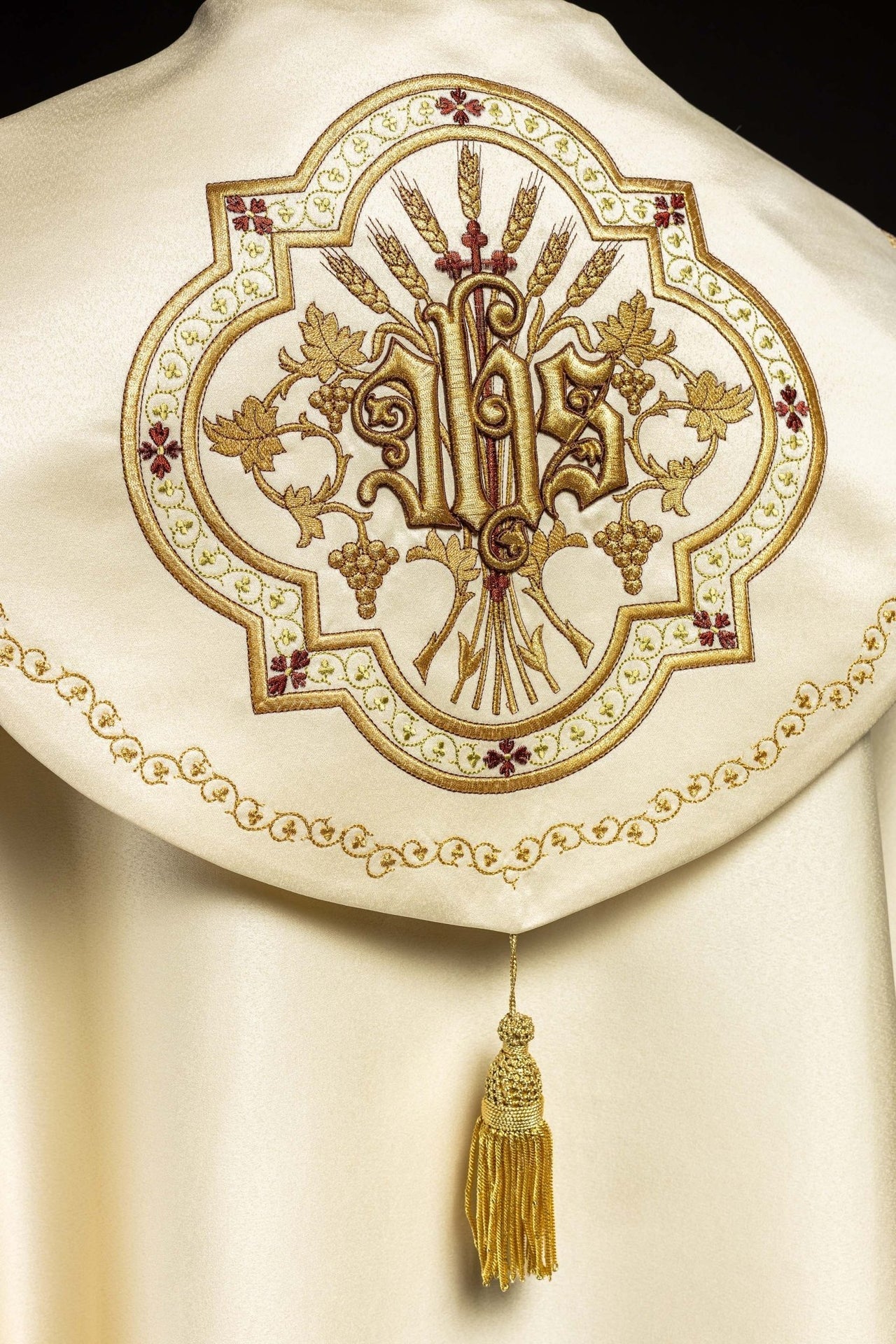 Satynowa Kapa Liturgiczna Ecru z Haftem Złotym IHS - alba.pl