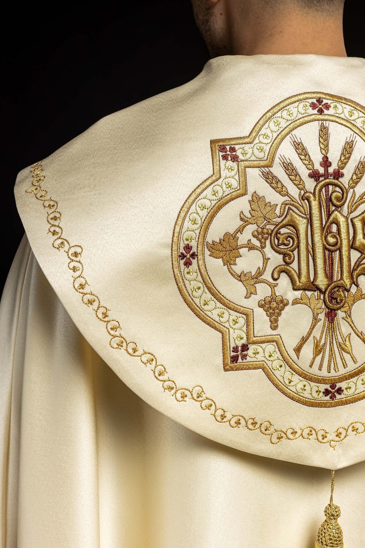 Satynowa Kapa Liturgiczna Ecru z Haftem Złotym IHS - alba.pl
