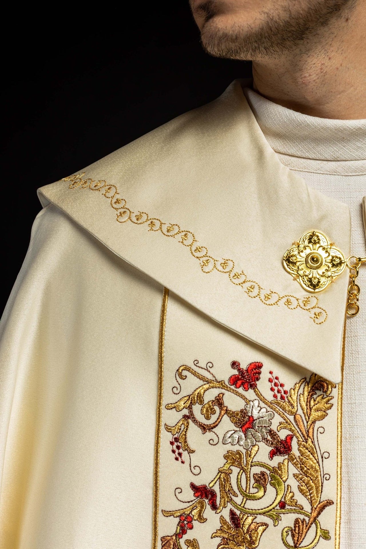 Satynowa Kapa Liturgiczna Ecru z Haftem Złotym IHS - alba.pl