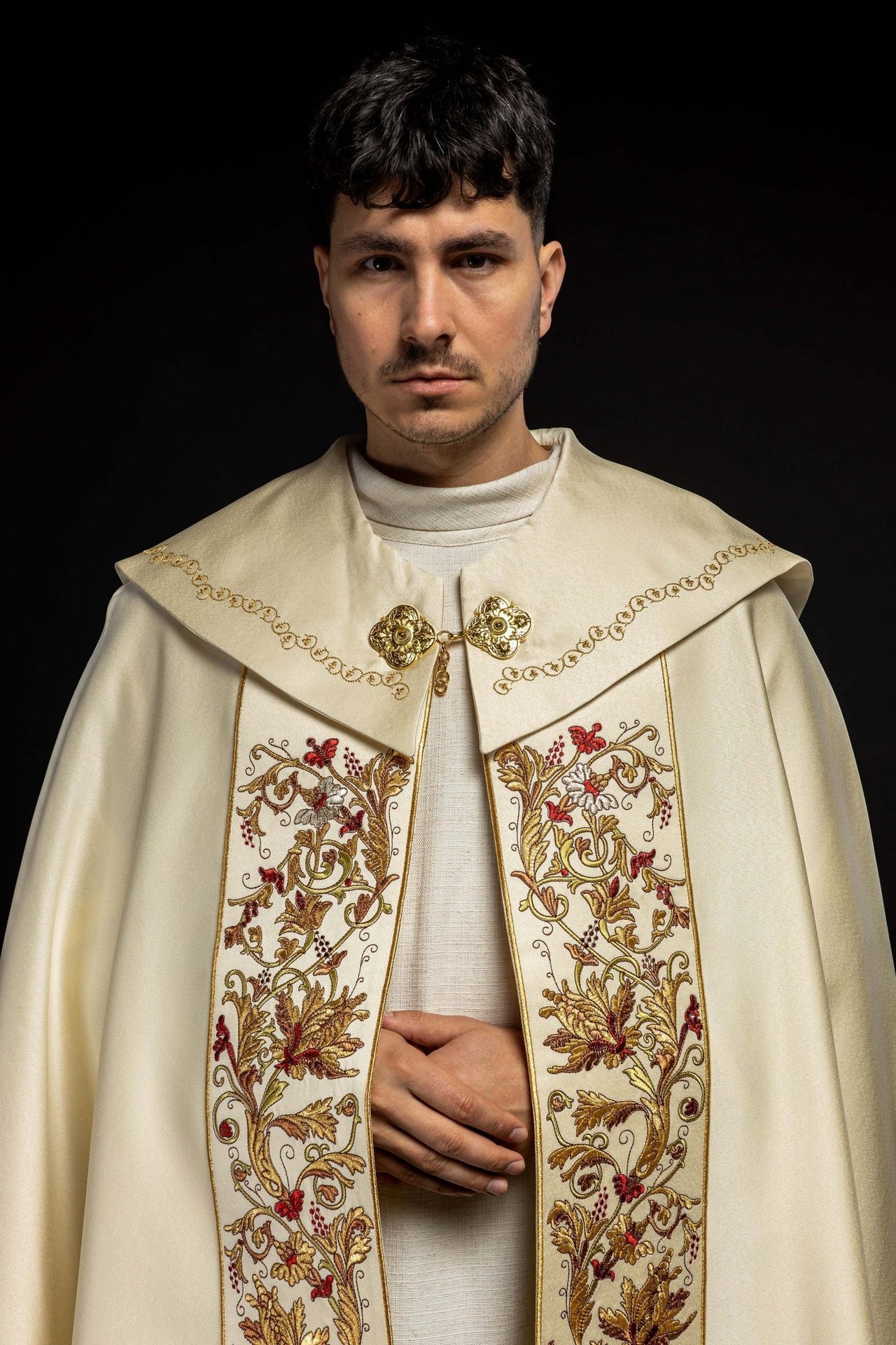 Satynowa Kapa Liturgiczna Ecru z Haftem Złotym IHS - alba.pl