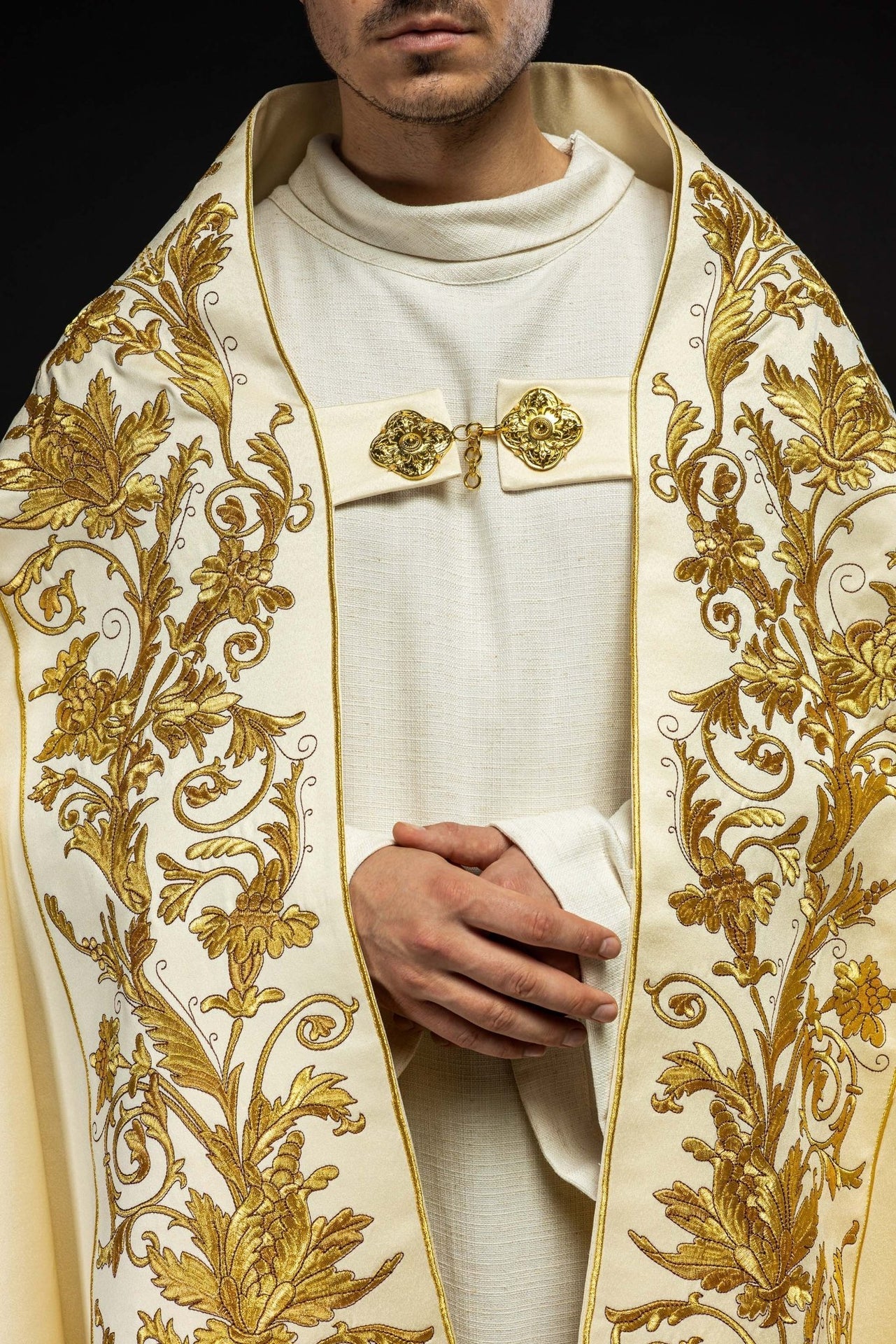 Satynowa Kapa Rzymska Ecru z Haftem Kielicha Eucharystycznego - alba.pl