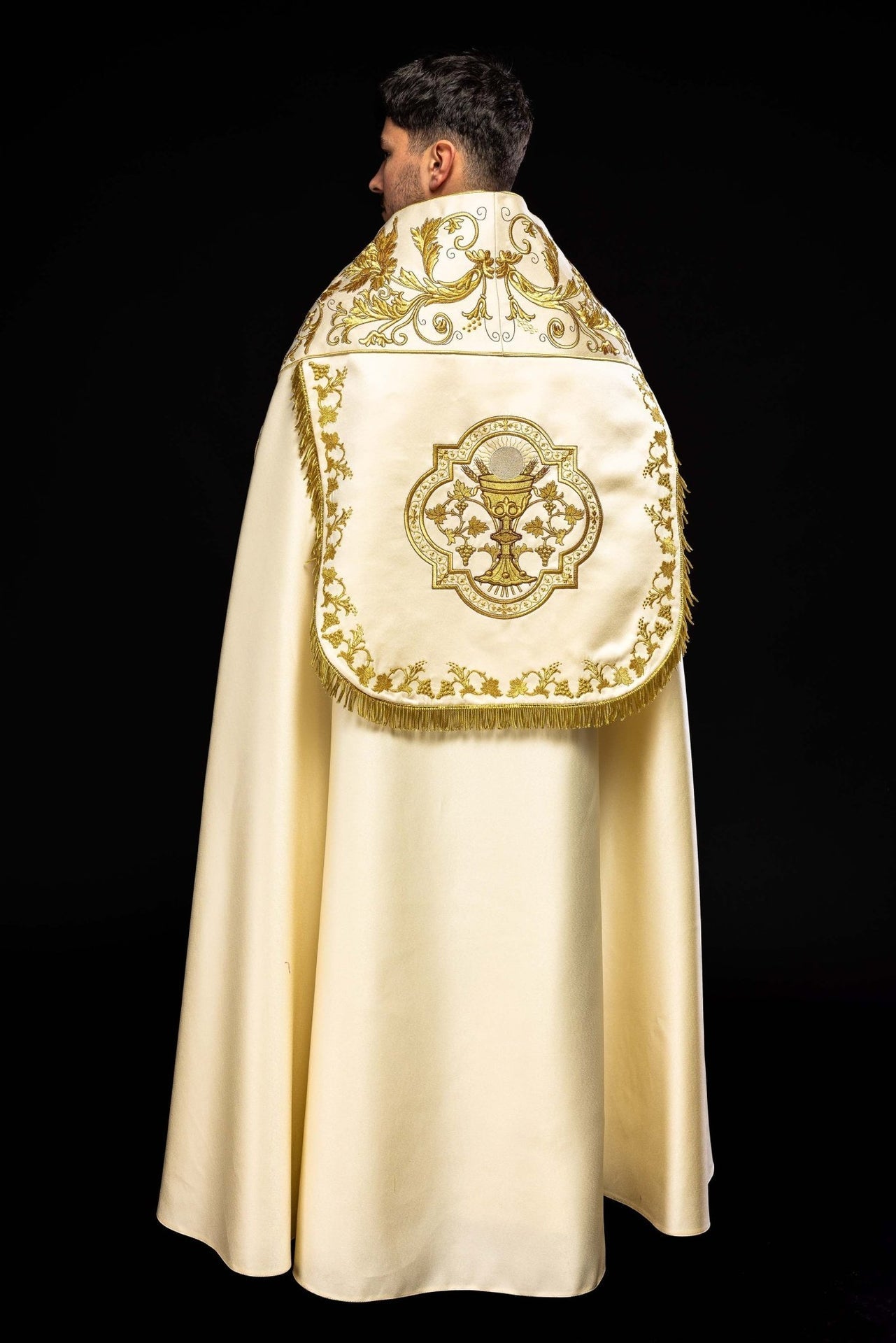 Satynowa Kapa Rzymska Ecru z Haftem Kielicha Eucharystycznego - alba.pl