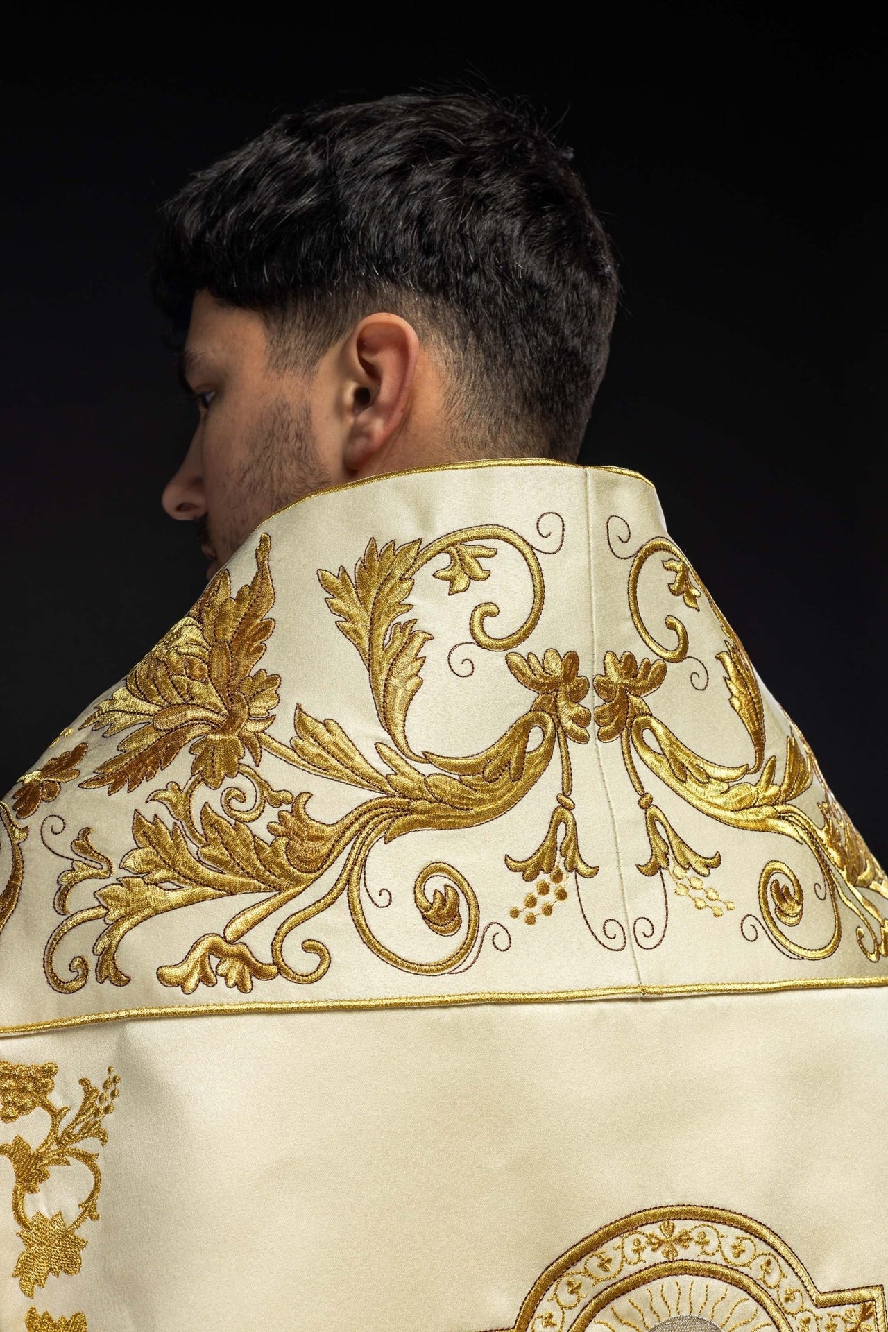 Satynowa Kapa Rzymska Ecru z Haftem Kielicha Eucharystycznego - alba.pl