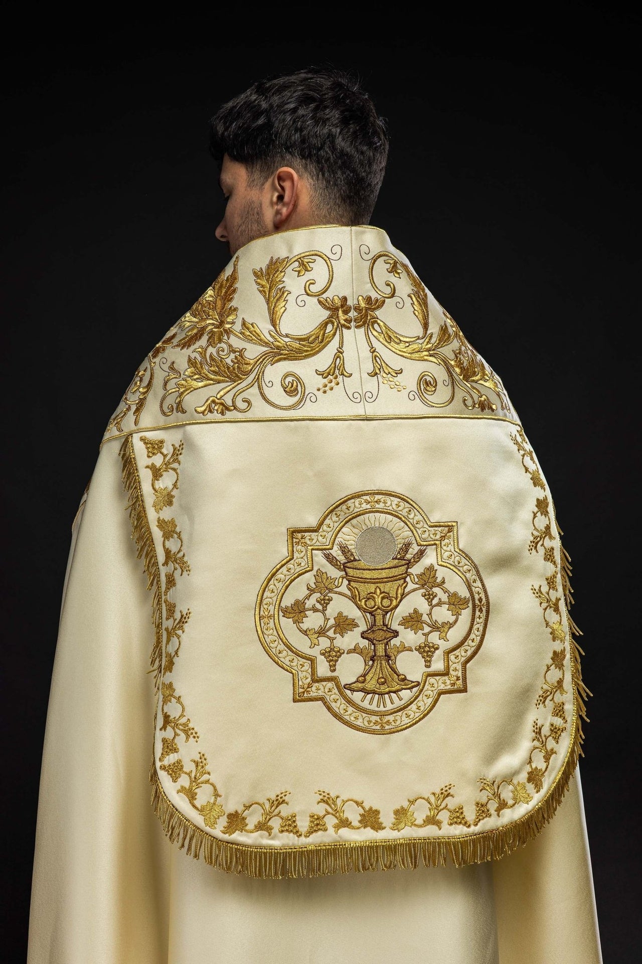 Satynowa Kapa Rzymska Ecru z Haftem Kielicha Eucharystycznego - alba.pl