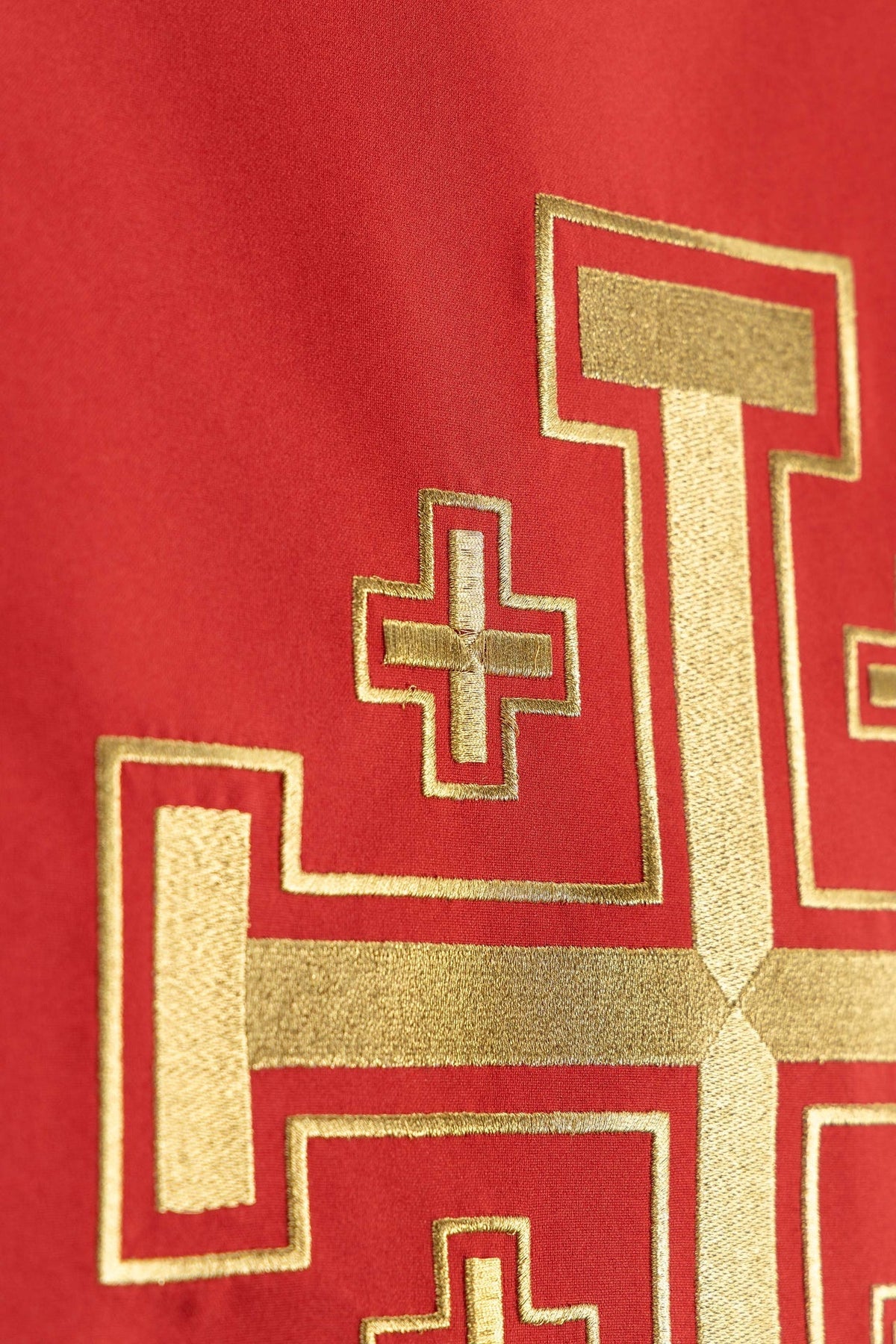 Serweta na lektorium z czerwonym haftem Krzyża Jerozolimskiego - alba.pl